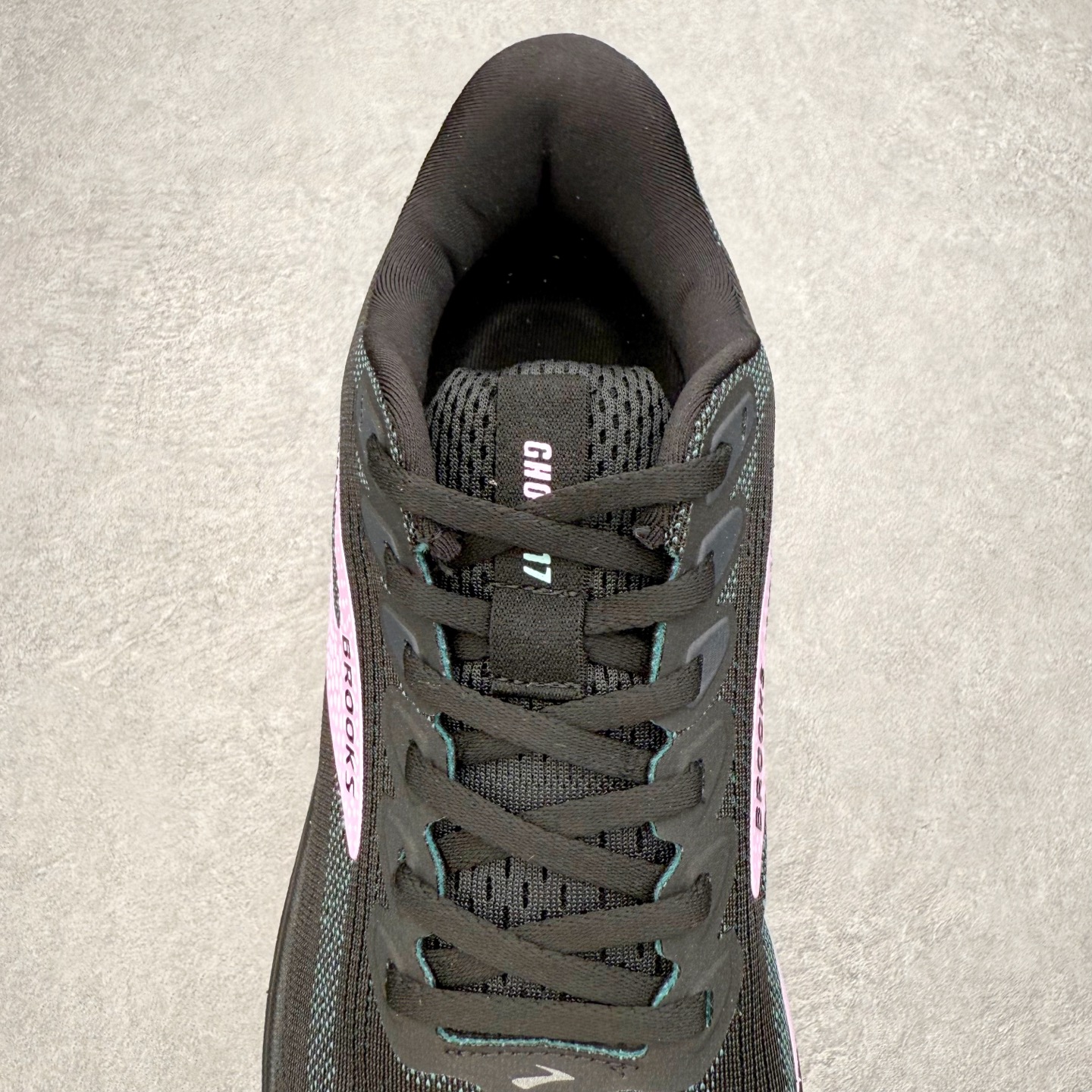 图片[5]-Brooks布鲁克斯 Ghost 17 马拉松舒适百搭防滑耐磨低帮跑步鞋 Brooks 四大跑鞋之一 百年品牌 跑鞋从外形上基本就能判断这是一款速度跑鞋 简洁干练的外形结构和极强的运动流线型看着非常有速度感 上脚的第一感觉是非常轻 美码9码的鞋单只206g不到 从个人偏好来说 200g左右的竞速鞋最具安全感 鞋面采用单层网布 很薄 前掌使用了大量开放式网眼 排气直接快速 透气性上乘 鞋舌也是轻量化设计 仅为一层麂皮 和脚背完美贴合 鞋舌中央有个防偏穿孔 从实际穿着来看 通常鞋舌都是外偏 如果是防偏穿孔位于中心 防偏效果其实并不十分有效 如果采用趋外侧的偏心设计更有效 鞋帮泡棉填充量不大 但非常紧凑 贴合舒适 包裹稳固 内置硬质TPU保证必要的稳定性 跑鞋中底采用的是DNA FLASH科技材料 DNA FLASH中底科技 是Brooks第一款将氮气注入中底的创新科技 主要原理是借助“超临界流体”发泡技术 将液态氮稳定的转化为气态氮 并使其均匀地形成无数紧密贴合的密闭式气囊结构 尺码：36 36.5 37.5 38 38.5 39 40 40.5 41 42 42.5 43 44 44.5 45 46-选品中心