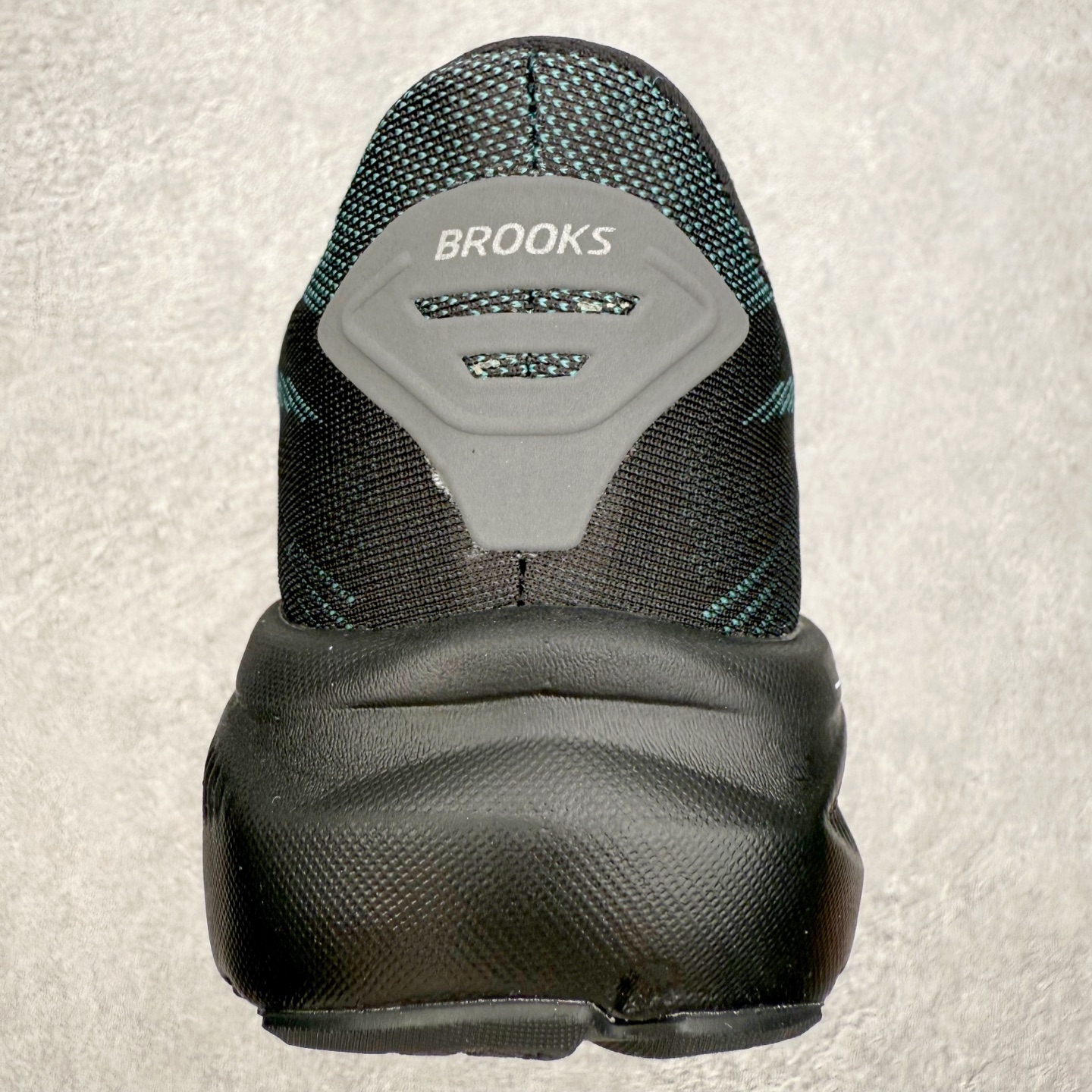 图片[8]-Brooks布鲁克斯 Ghost 17 马拉松舒适百搭防滑耐磨低帮跑步鞋 Brooks 四大跑鞋之一 百年品牌 跑鞋从外形上基本就能判断这是一款速度跑鞋 简洁干练的外形结构和极强的运动流线型看着非常有速度感 上脚的第一感觉是非常轻 美码9码的鞋单只206g不到 从个人偏好来说 200g左右的竞速鞋最具安全感 鞋面采用单层网布 很薄 前掌使用了大量开放式网眼 排气直接快速 透气性上乘 鞋舌也是轻量化设计 仅为一层麂皮 和脚背完美贴合 鞋舌中央有个防偏穿孔 从实际穿着来看 通常鞋舌都是外偏 如果是防偏穿孔位于中心 防偏效果其实并不十分有效 如果采用趋外侧的偏心设计更有效 鞋帮泡棉填充量不大 但非常紧凑 贴合舒适 包裹稳固 内置硬质TPU保证必要的稳定性 跑鞋中底采用的是DNA FLASH科技材料 DNA FLASH中底科技 是Brooks第一款将氮气注入中底的创新科技 主要原理是借助“超临界流体”发泡技术 将液态氮稳定的转化为气态氮 并使其均匀地形成无数紧密贴合的密闭式气囊结构 尺码：36 36.5 37.5 38 38.5 39 40 40.5 41 42 42.5 43 44 44.5 45 46-选品中心