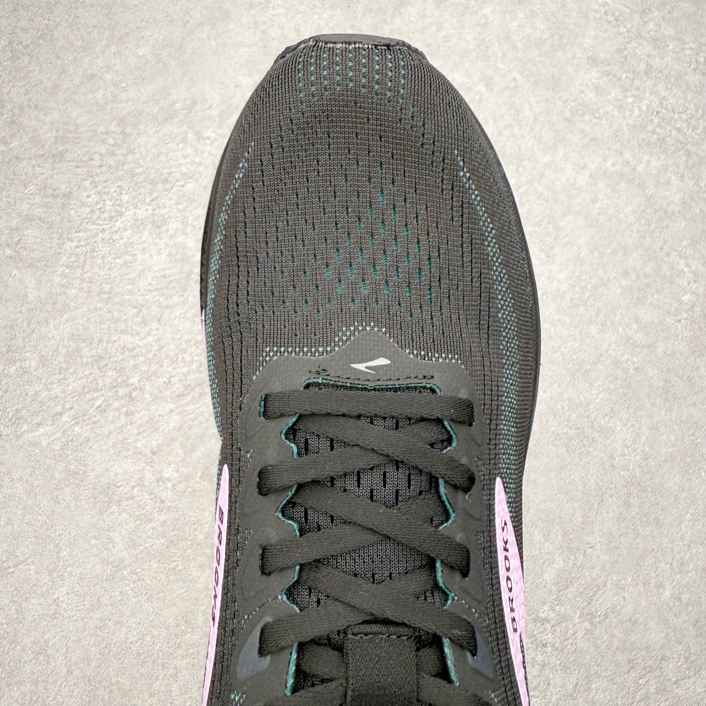 图片[4]-Brooks布鲁克斯 Ghost 17 马拉松舒适百搭防滑耐磨低帮跑步鞋 Brooks 四大跑鞋之一 百年品牌 跑鞋从外形上基本就能判断这是一款速度跑鞋 简洁干练的外形结构和极强的运动流线型看着非常有速度感 上脚的第一感觉是非常轻 美码9码的鞋单只206g不到 从个人偏好来说 200g左右的竞速鞋最具安全感 鞋面采用单层网布 很薄 前掌使用了大量开放式网眼 排气直接快速 透气性上乘 鞋舌也是轻量化设计 仅为一层麂皮 和脚背完美贴合 鞋舌中央有个防偏穿孔 从实际穿着来看 通常鞋舌都是外偏 如果是防偏穿孔位于中心 防偏效果其实并不十分有效 如果采用趋外侧的偏心设计更有效 鞋帮泡棉填充量不大 但非常紧凑 贴合舒适 包裹稳固 内置硬质TPU保证必要的稳定性 跑鞋中底采用的是DNA FLASH科技材料 DNA FLASH中底科技 是Brooks第一款将氮气注入中底的创新科技 主要原理是借助“超临界流体”发泡技术 将液态氮稳定的转化为气态氮 并使其均匀地形成无数紧密贴合的密闭式气囊结构 尺码：36 36.5 37.5 38 38.5 39 40 40.5 41 42 42.5 43 44 44.5 45 46-选品中心