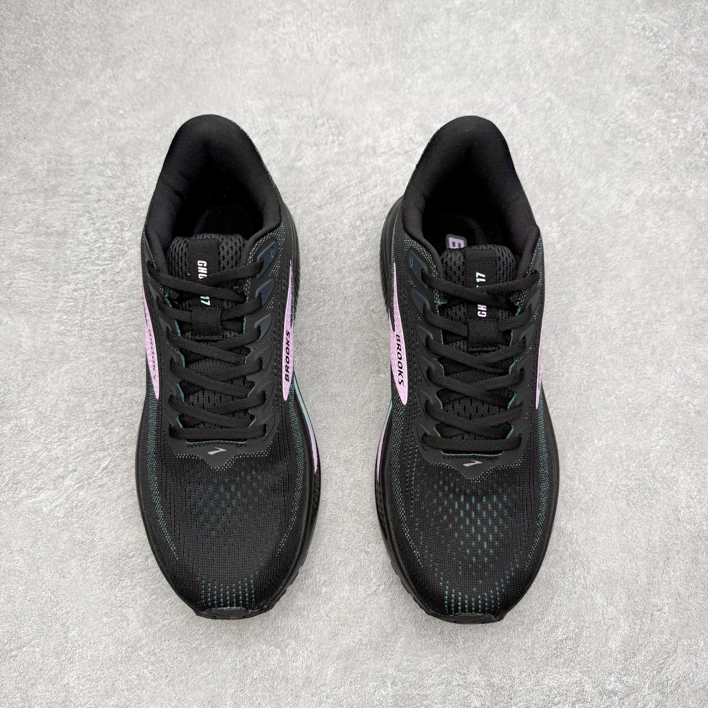 图片[2]-Brooks布鲁克斯 Ghost 17 马拉松舒适百搭防滑耐磨低帮跑步鞋 Brooks 四大跑鞋之一 百年品牌 跑鞋从外形上基本就能判断这是一款速度跑鞋 简洁干练的外形结构和极强的运动流线型看着非常有速度感 上脚的第一感觉是非常轻 美码9码的鞋单只206g不到 从个人偏好来说 200g左右的竞速鞋最具安全感 鞋面采用单层网布 很薄 前掌使用了大量开放式网眼 排气直接快速 透气性上乘 鞋舌也是轻量化设计 仅为一层麂皮 和脚背完美贴合 鞋舌中央有个防偏穿孔 从实际穿着来看 通常鞋舌都是外偏 如果是防偏穿孔位于中心 防偏效果其实并不十分有效 如果采用趋外侧的偏心设计更有效 鞋帮泡棉填充量不大 但非常紧凑 贴合舒适 包裹稳固 内置硬质TPU保证必要的稳定性 跑鞋中底采用的是DNA FLASH科技材料 DNA FLASH中底科技 是Brooks第一款将氮气注入中底的创新科技 主要原理是借助“超临界流体”发泡技术 将液态氮稳定的转化为气态氮 并使其均匀地形成无数紧密贴合的密闭式气囊结构 尺码：36 36.5 37.5 38 38.5 39 40 40.5 41 42 42.5 43 44 44.5 45 46-选品中心