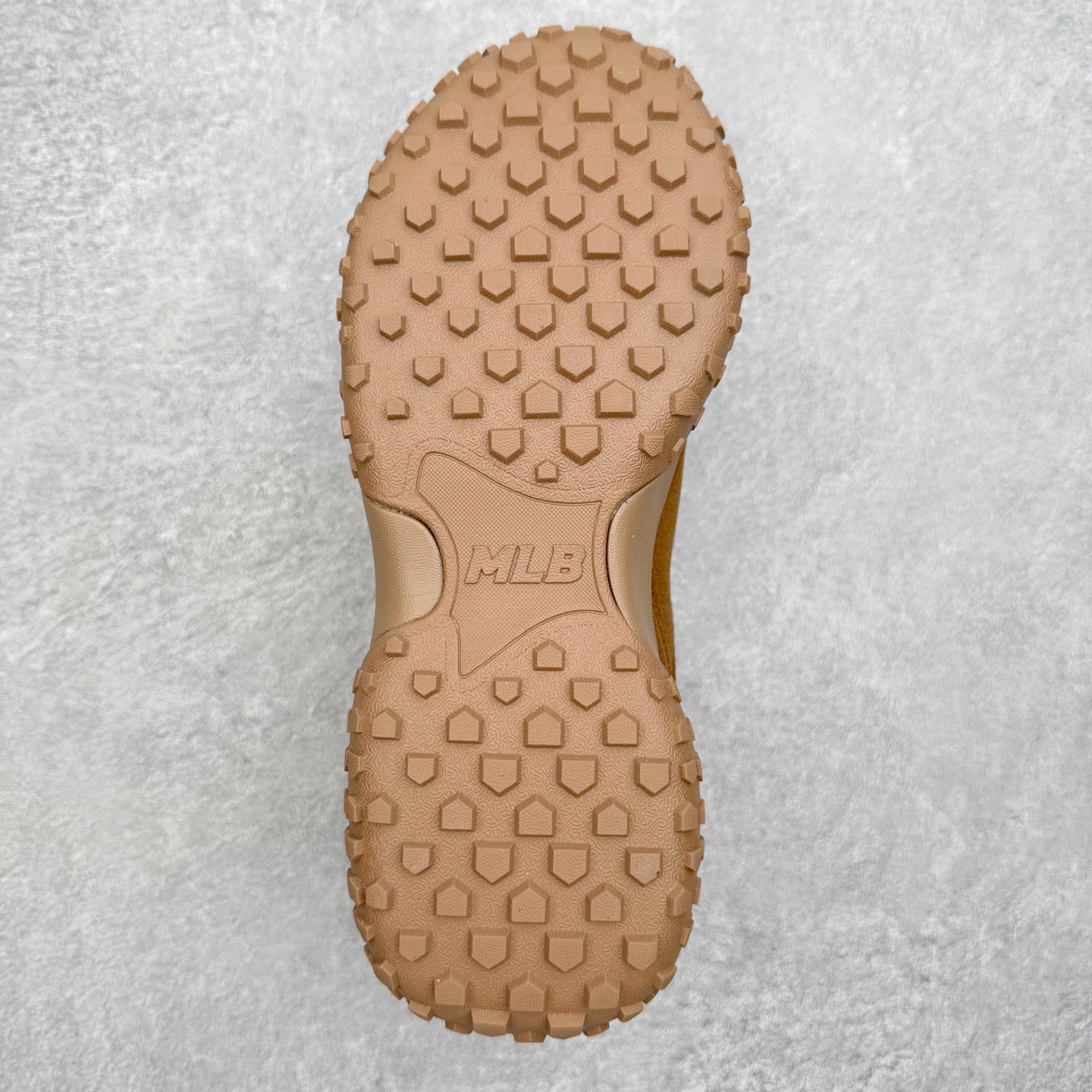 图片[9]-MLB 纽约洋基队合成革休闲舒适复古时尚双色鞋带轻量运动百搭豆豆薄底鞋防滑轻便低帮板鞋 男女同款 MLB是韩国F&F旗下潮流服装品牌，拥有150年历史的经典传统，是街头文化和国际生活方式的领导者。MLB 拥有包括男装、女装、童装、配饰在内的全品类服饰，提供覆盖各性别、各年龄层、From Head to Toe的穿搭装备。其产品结合了韩国的时尚造型与质感，展现了运动服饰也可以兼具时尚潮流的风格。在产品设计上，MLB不仅融合了美国职业棒球大联盟的各当家球队，更结合了棒球运动中的各个元素。尺码：35 36 36.5 37.5 38 38.5 39 40 40.5 41 42 42.5 43 44 44.5 45-选品中心