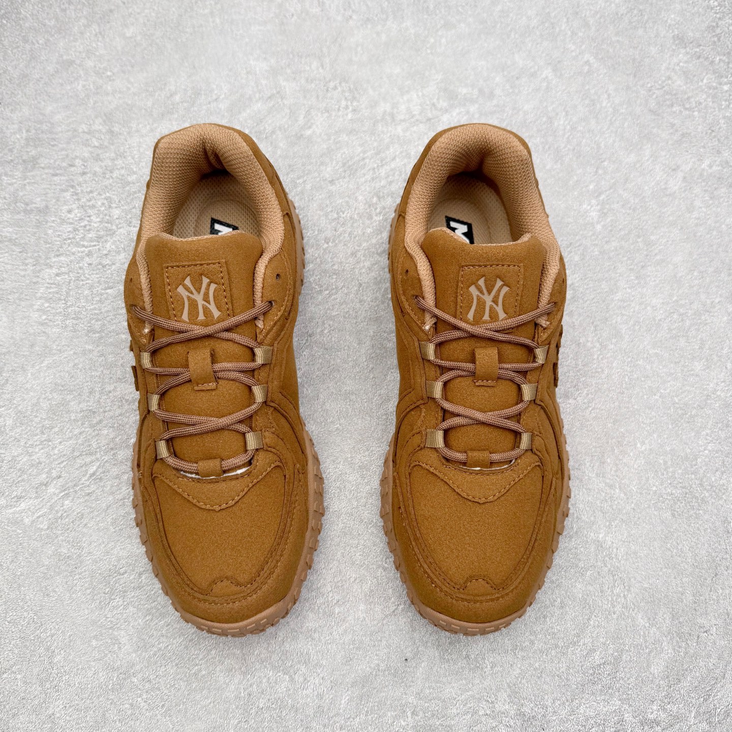 图片[2]-MLB 纽约洋基队合成革休闲舒适复古时尚双色鞋带轻量运动百搭豆豆薄底鞋防滑轻便低帮板鞋 男女同款 MLB是韩国F&F旗下潮流服装品牌，拥有150年历史的经典传统，是街头文化和国际生活方式的领导者。MLB 拥有包括男装、女装、童装、配饰在内的全品类服饰，提供覆盖各性别、各年龄层、From Head to Toe的穿搭装备。其产品结合了韩国的时尚造型与质感，展现了运动服饰也可以兼具时尚潮流的风格。在产品设计上，MLB不仅融合了美国职业棒球大联盟的各当家球队，更结合了棒球运动中的各个元素。尺码：35 36 36.5 37.5 38 38.5 39 40 40.5 41 42 42.5 43 44 44.5 45-选品中心