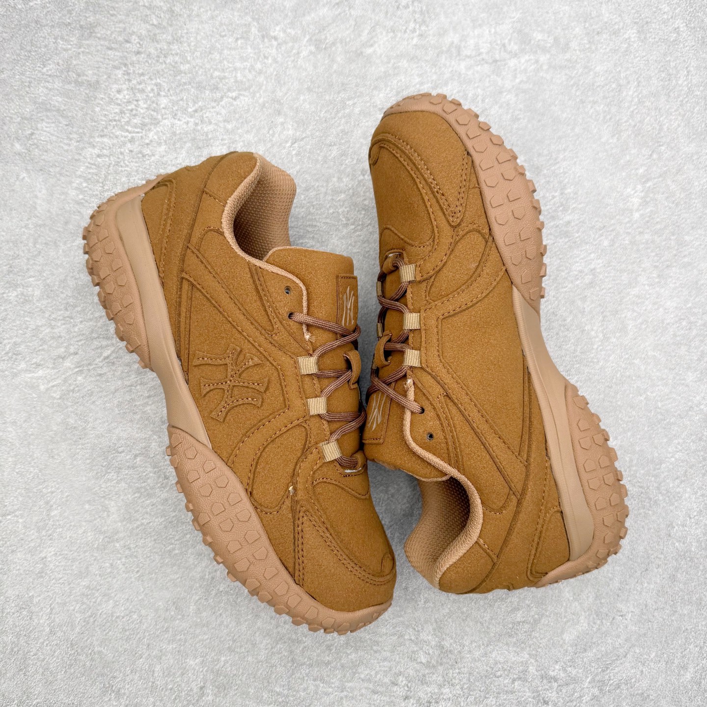 图片[3]-MLB 纽约洋基队合成革休闲舒适复古时尚双色鞋带轻量运动百搭豆豆薄底鞋防滑轻便低帮板鞋 男女同款 MLB是韩国F&F旗下潮流服装品牌，拥有150年历史的经典传统，是街头文化和国际生活方式的领导者。MLB 拥有包括男装、女装、童装、配饰在内的全品类服饰，提供覆盖各性别、各年龄层、From Head to Toe的穿搭装备。其产品结合了韩国的时尚造型与质感，展现了运动服饰也可以兼具时尚潮流的风格。在产品设计上，MLB不仅融合了美国职业棒球大联盟的各当家球队，更结合了棒球运动中的各个元素。尺码：35 36 36.5 37.5 38 38.5 39 40 40.5 41 42 42.5 43 44 44.5 45-选品中心