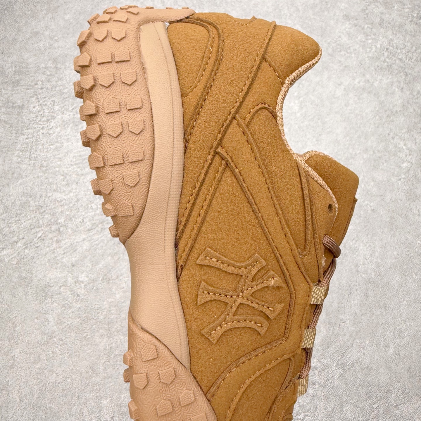 图片[6]-MLB 纽约洋基队合成革休闲舒适复古时尚双色鞋带轻量运动百搭豆豆薄底鞋防滑轻便低帮板鞋 男女同款 MLB是韩国F&F旗下潮流服装品牌，拥有150年历史的经典传统，是街头文化和国际生活方式的领导者。MLB 拥有包括男装、女装、童装、配饰在内的全品类服饰，提供覆盖各性别、各年龄层、From Head to Toe的穿搭装备。其产品结合了韩国的时尚造型与质感，展现了运动服饰也可以兼具时尚潮流的风格。在产品设计上，MLB不仅融合了美国职业棒球大联盟的各当家球队，更结合了棒球运动中的各个元素。尺码：35 36 36.5 37.5 38 38.5 39 40 40.5 41 42 42.5 43 44 44.5 45-选品中心