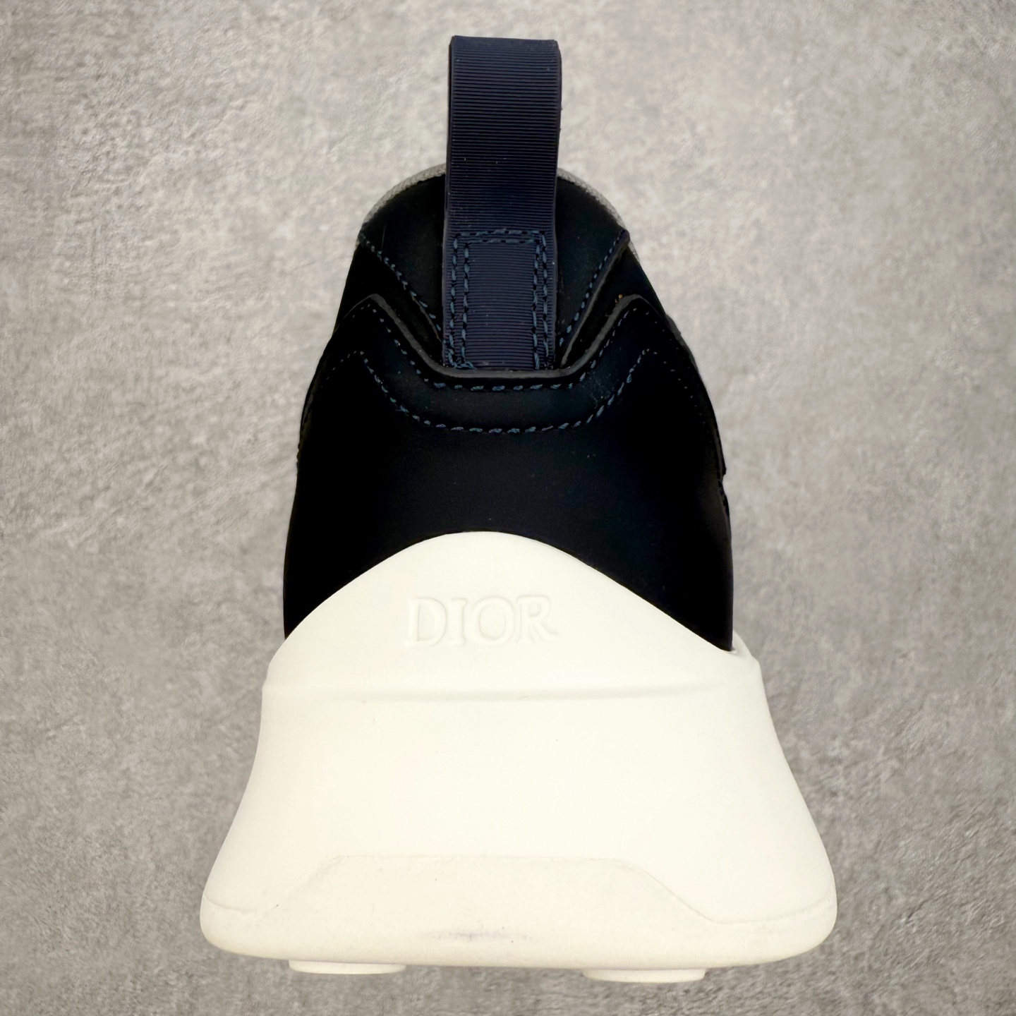 图片[8]-DIOR迪奥 B25 Runner 织物系带防滑低帮生活休闲鞋 结合运动版型与 Dior 优雅的经典标识。采用迪奥灰和白色光滑牛皮革精心制作，饰以经典的米色和黑色 Oblique 印花提升格调。搭配白色纹理橡胶鞋底，可为各式休闲造型增添经典气质，更显精致 配送专柜精美包装，面料采用原版定制牛皮+Oblique 印花布 定制进口超细纤维 增高3.5CM 尺码：40 41 42 43 44 45 46-选品中心