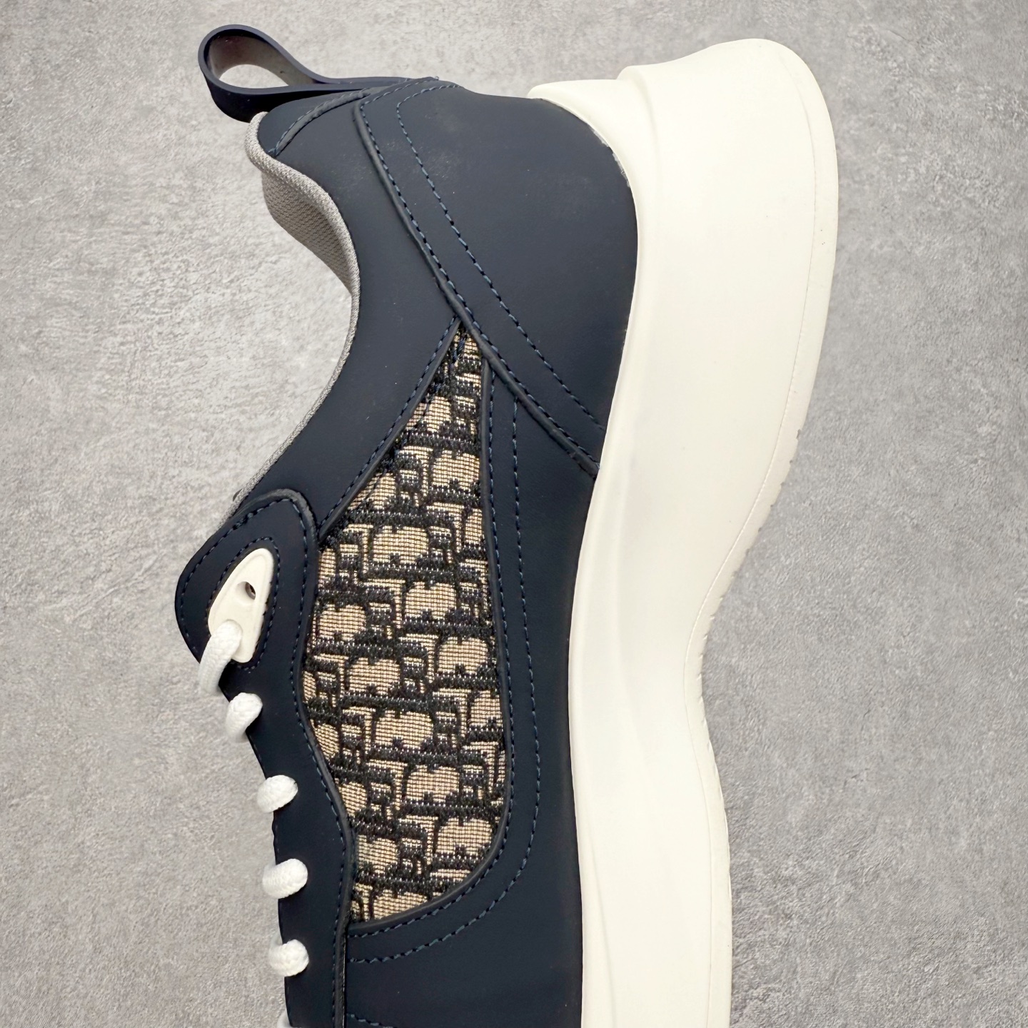 图片[7]-DIOR迪奥 B25 Runner 织物系带防滑低帮生活休闲鞋 结合运动版型与 Dior 优雅的经典标识。采用迪奥灰和白色光滑牛皮革精心制作，饰以经典的米色和黑色 Oblique 印花提升格调。搭配白色纹理橡胶鞋底，可为各式休闲造型增添经典气质，更显精致 配送专柜精美包装，面料采用原版定制牛皮+Oblique 印花布 定制进口超细纤维 增高3.5CM 尺码：40 41 42 43 44 45 46-选品中心