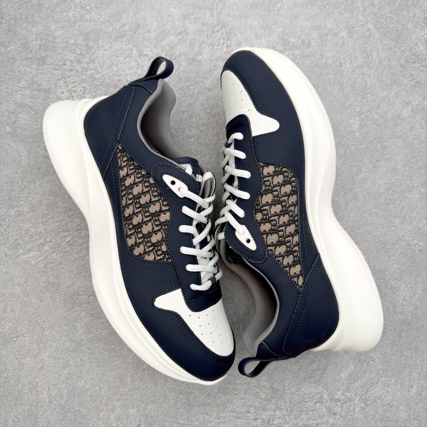 图片[3]-DIOR迪奥 B25 Runner 织物系带防滑低帮生活休闲鞋 结合运动版型与 Dior 优雅的经典标识。采用迪奥灰和白色光滑牛皮革精心制作，饰以经典的米色和黑色 Oblique 印花提升格调。搭配白色纹理橡胶鞋底，可为各式休闲造型增添经典气质，更显精致 配送专柜精美包装，面料采用原版定制牛皮+Oblique 印花布 定制进口超细纤维 增高3.5CM 尺码：40 41 42 43 44 45 46-选品中心