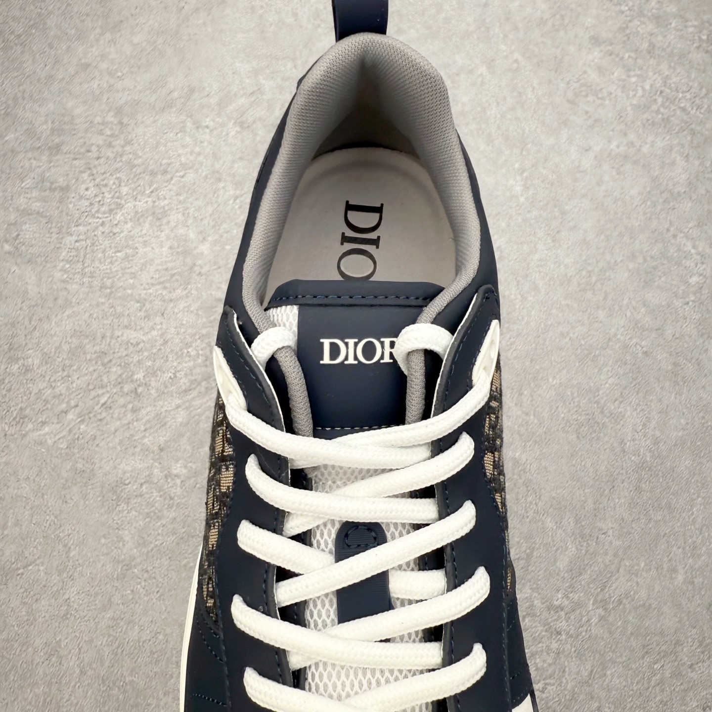 图片[5]-DIOR迪奥 B25 Runner 织物系带防滑低帮生活休闲鞋 结合运动版型与 Dior 优雅的经典标识。采用迪奥灰和白色光滑牛皮革精心制作，饰以经典的米色和黑色 Oblique 印花提升格调。搭配白色纹理橡胶鞋底，可为各式休闲造型增添经典气质，更显精致 配送专柜精美包装，面料采用原版定制牛皮+Oblique 印花布 定制进口超细纤维 增高3.5CM 尺码：40 41 42 43 44 45 46-选品中心