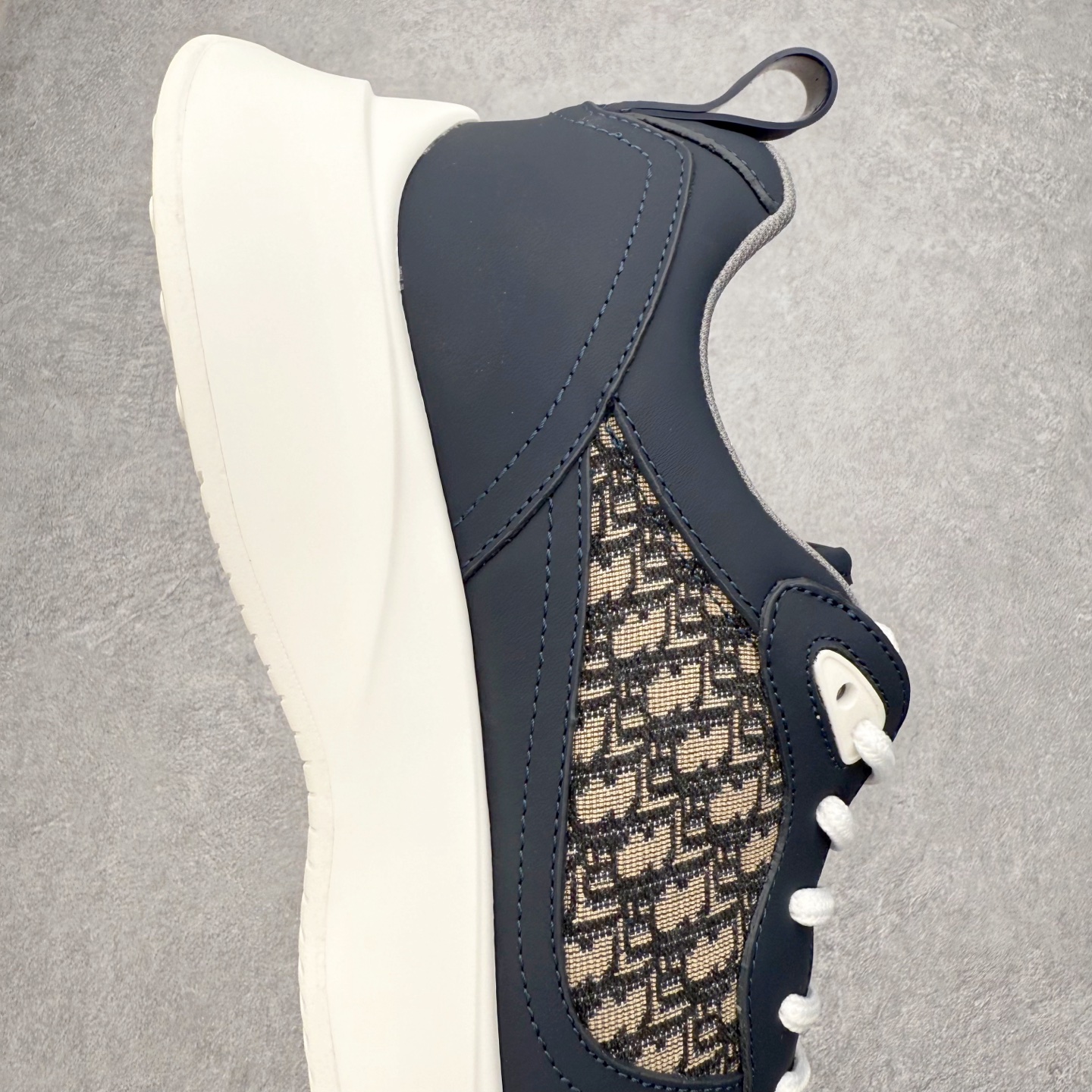 图片[6]-DIOR迪奥 B25 Runner 织物系带防滑低帮生活休闲鞋 结合运动版型与 Dior 优雅的经典标识。采用迪奥灰和白色光滑牛皮革精心制作，饰以经典的米色和黑色 Oblique 印花提升格调。搭配白色纹理橡胶鞋底，可为各式休闲造型增添经典气质，更显精致 配送专柜精美包装，面料采用原版定制牛皮+Oblique 印花布 定制进口超细纤维 增高3.5CM 尺码：40 41 42 43 44 45 46-选品中心