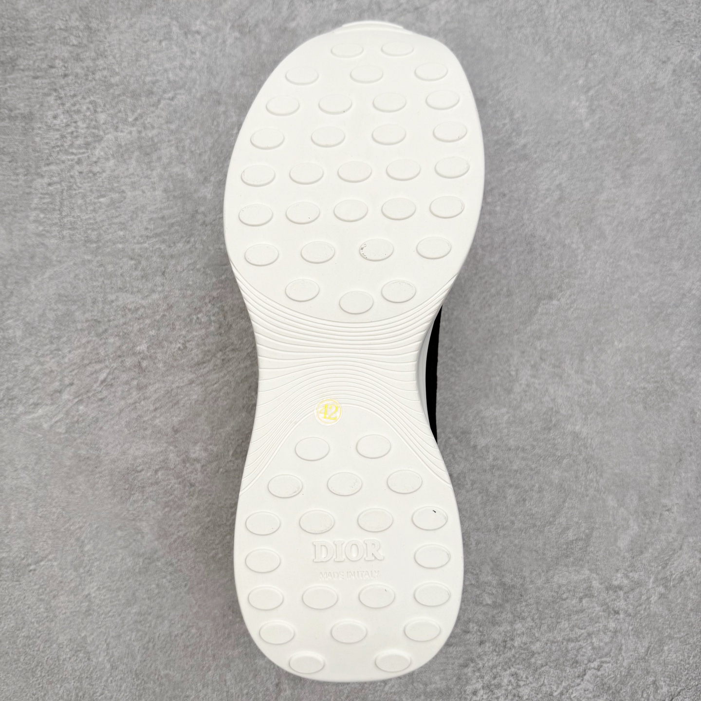 图片[9]-DIOR迪奥 B25 Runner 织物系带防滑低帮生活休闲鞋 结合运动版型与 Dior 优雅的经典标识。采用迪奥灰和白色光滑牛皮革精心制作，饰以经典的米色和黑色 Oblique 印花提升格调。搭配白色纹理橡胶鞋底，可为各式休闲造型增添经典气质，更显精致 配送专柜精美包装，面料采用原版定制牛皮+Oblique 印花布 定制进口超细纤维 增高3.5CM 尺码：40 41 42 43 44 45 46-选品中心