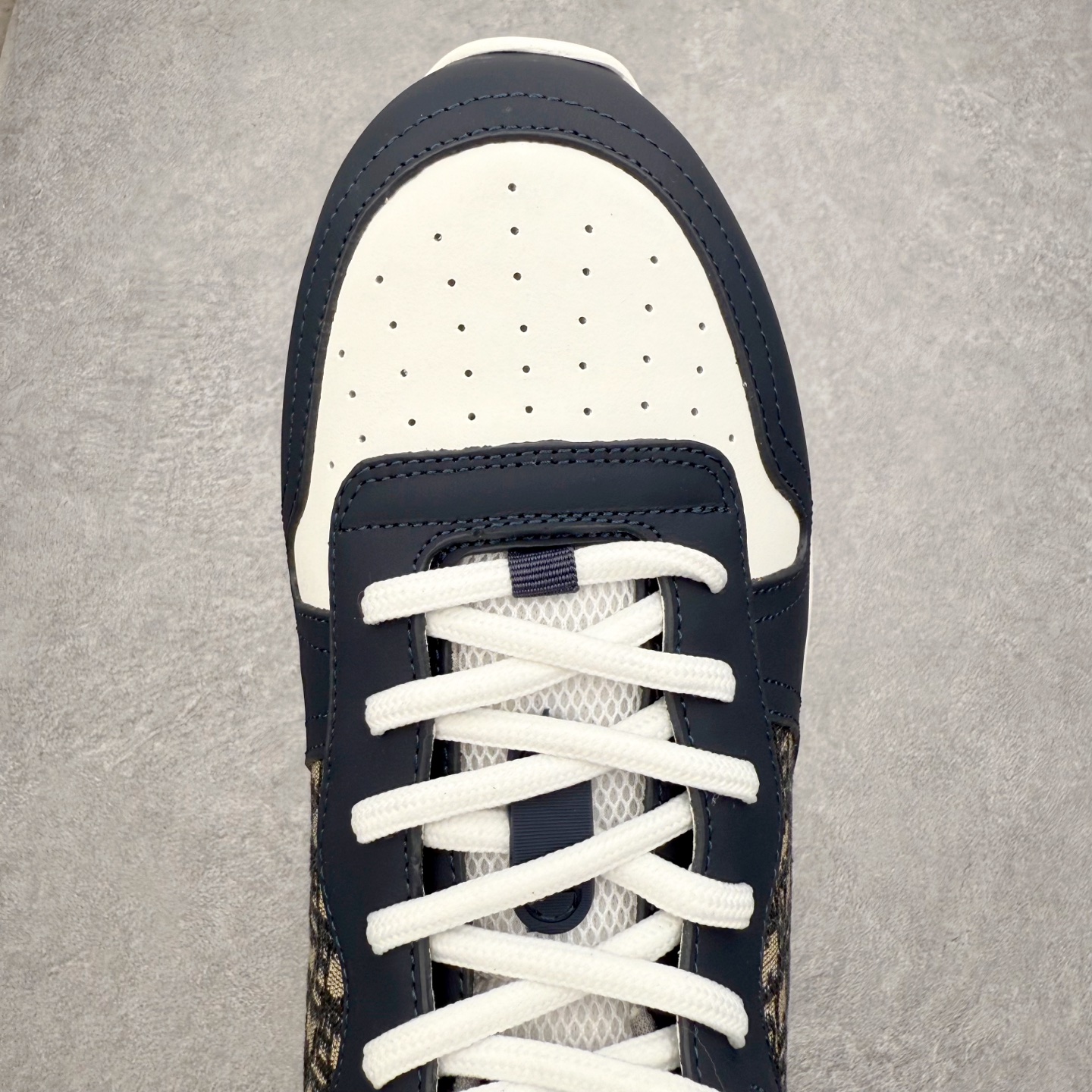 图片[4]-DIOR迪奥 B25 Runner 织物系带防滑低帮生活休闲鞋 结合运动版型与 Dior 优雅的经典标识。采用迪奥灰和白色光滑牛皮革精心制作，饰以经典的米色和黑色 Oblique 印花提升格调。搭配白色纹理橡胶鞋底，可为各式休闲造型增添经典气质，更显精致 配送专柜精美包装，面料采用原版定制牛皮+Oblique 印花布 定制进口超细纤维 增高3.5CM 尺码：40 41 42 43 44 45 46-选品中心