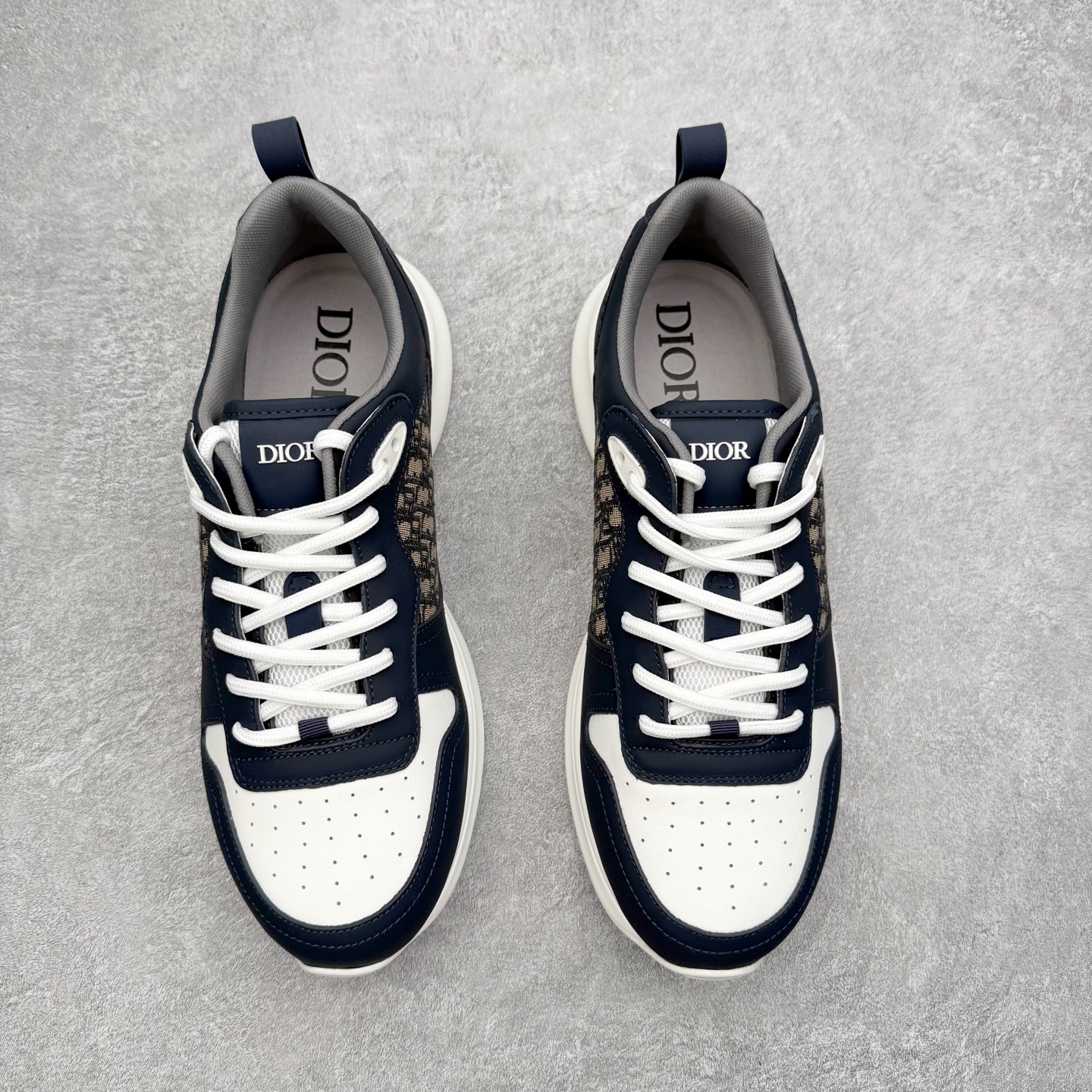 图片[2]-DIOR迪奥 B25 Runner 织物系带防滑低帮生活休闲鞋 结合运动版型与 Dior 优雅的经典标识。采用迪奥灰和白色光滑牛皮革精心制作，饰以经典的米色和黑色 Oblique 印花提升格调。搭配白色纹理橡胶鞋底，可为各式休闲造型增添经典气质，更显精致 配送专柜精美包装，面料采用原版定制牛皮+Oblique 印花布 定制进口超细纤维 增高3.5CM 尺码：40 41 42 43 44 45 46-选品中心