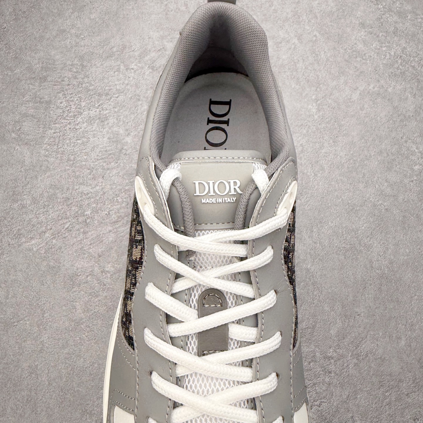 图片[5]-DIOR迪奥 B25 Runner 织物系带防滑低帮生活休闲鞋 结合运动版型与 Dior 优雅的经典标识。采用迪奥灰和白色光滑牛皮革精心制作，饰以经典的米色和黑色 Oblique 印花提升格调。搭配白色纹理橡胶鞋底，可为各式休闲造型增添经典气质，更显精致 配送专柜精美包装，面料采用原版定制牛皮+Oblique 印花布 定制进口超细纤维 增高3.5CM 尺码：40 41 42 43 44 45 46-选品中心