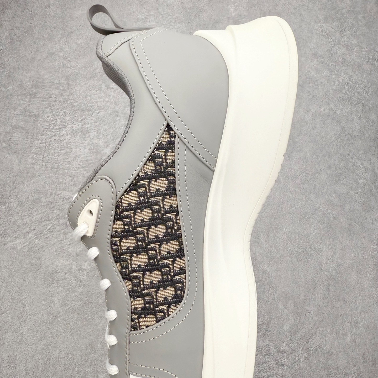 图片[7]-DIOR迪奥 B25 Runner 织物系带防滑低帮生活休闲鞋 结合运动版型与 Dior 优雅的经典标识。采用迪奥灰和白色光滑牛皮革精心制作，饰以经典的米色和黑色 Oblique 印花提升格调。搭配白色纹理橡胶鞋底，可为各式休闲造型增添经典气质，更显精致 配送专柜精美包装，面料采用原版定制牛皮+Oblique 印花布 定制进口超细纤维 增高3.5CM 尺码：40 41 42 43 44 45 46-选品中心