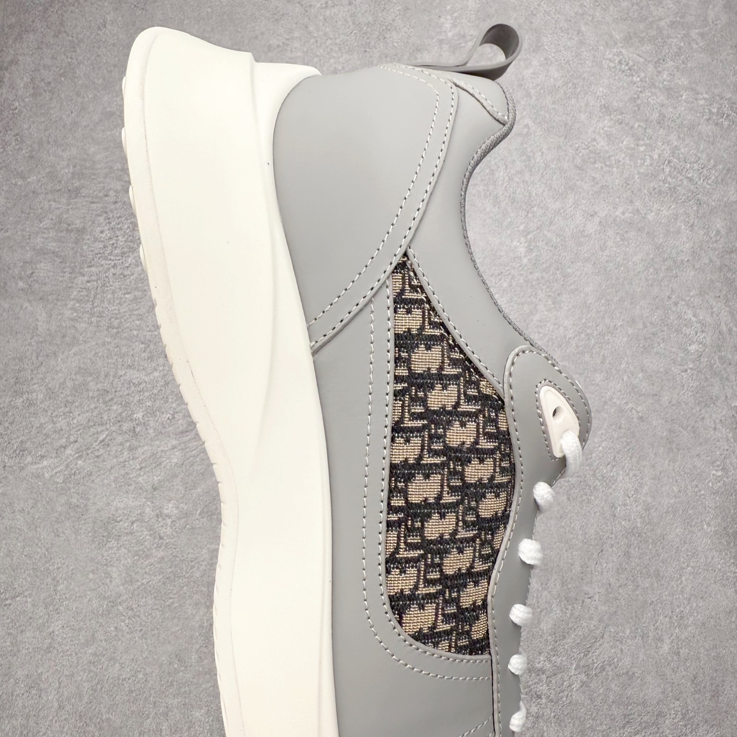 图片[6]-DIOR迪奥 B25 Runner 织物系带防滑低帮生活休闲鞋 结合运动版型与 Dior 优雅的经典标识。采用迪奥灰和白色光滑牛皮革精心制作，饰以经典的米色和黑色 Oblique 印花提升格调。搭配白色纹理橡胶鞋底，可为各式休闲造型增添经典气质，更显精致 配送专柜精美包装，面料采用原版定制牛皮+Oblique 印花布 定制进口超细纤维 增高3.5CM 尺码：40 41 42 43 44 45 46-选品中心