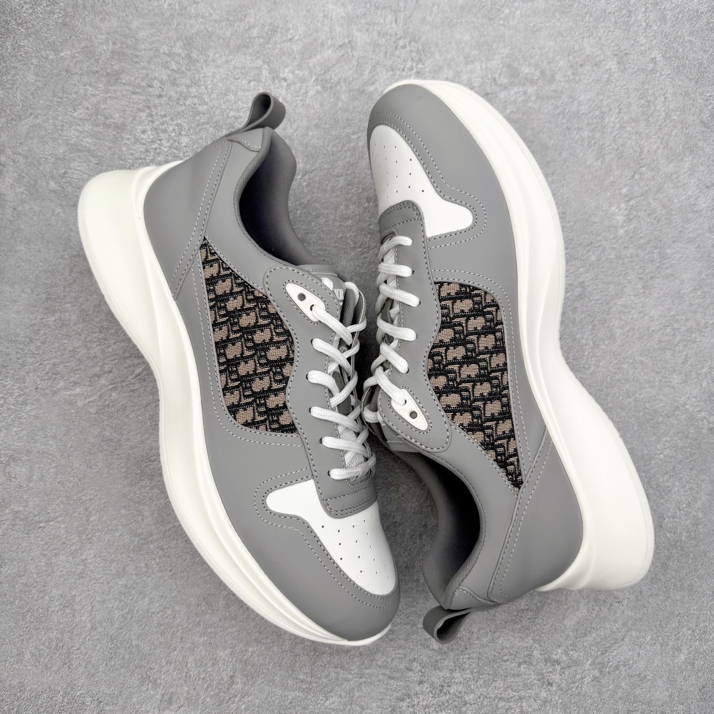 图片[3]-DIOR迪奥 B25 Runner 织物系带防滑低帮生活休闲鞋 结合运动版型与 Dior 优雅的经典标识。采用迪奥灰和白色光滑牛皮革精心制作，饰以经典的米色和黑色 Oblique 印花提升格调。搭配白色纹理橡胶鞋底，可为各式休闲造型增添经典气质，更显精致 配送专柜精美包装，面料采用原版定制牛皮+Oblique 印花布 定制进口超细纤维 增高3.5CM 尺码：40 41 42 43 44 45 46-选品中心