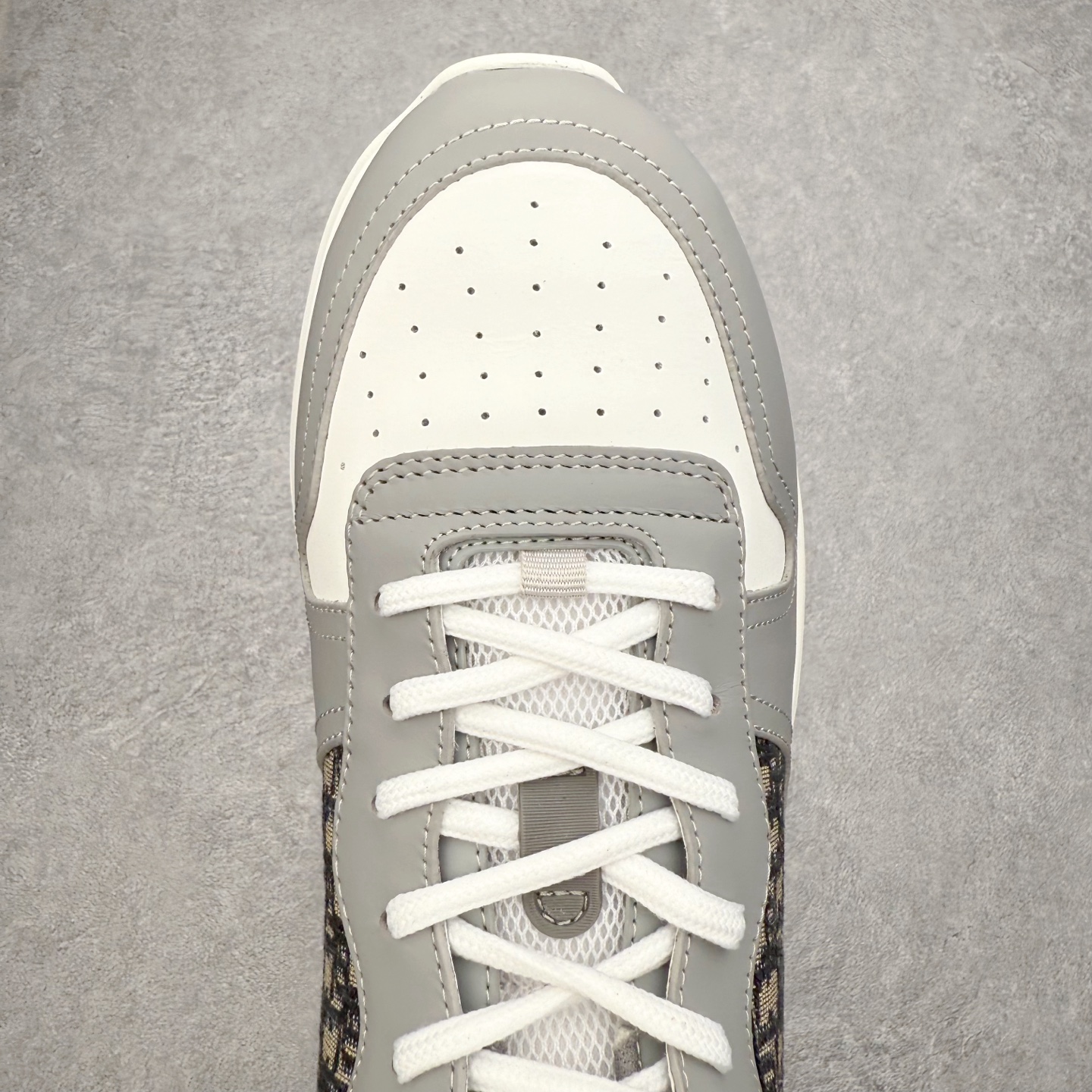 图片[4]-DIOR迪奥 B25 Runner 织物系带防滑低帮生活休闲鞋 结合运动版型与 Dior 优雅的经典标识。采用迪奥灰和白色光滑牛皮革精心制作，饰以经典的米色和黑色 Oblique 印花提升格调。搭配白色纹理橡胶鞋底，可为各式休闲造型增添经典气质，更显精致 配送专柜精美包装，面料采用原版定制牛皮+Oblique 印花布 定制进口超细纤维 增高3.5CM 尺码：40 41 42 43 44 45 46-选品中心