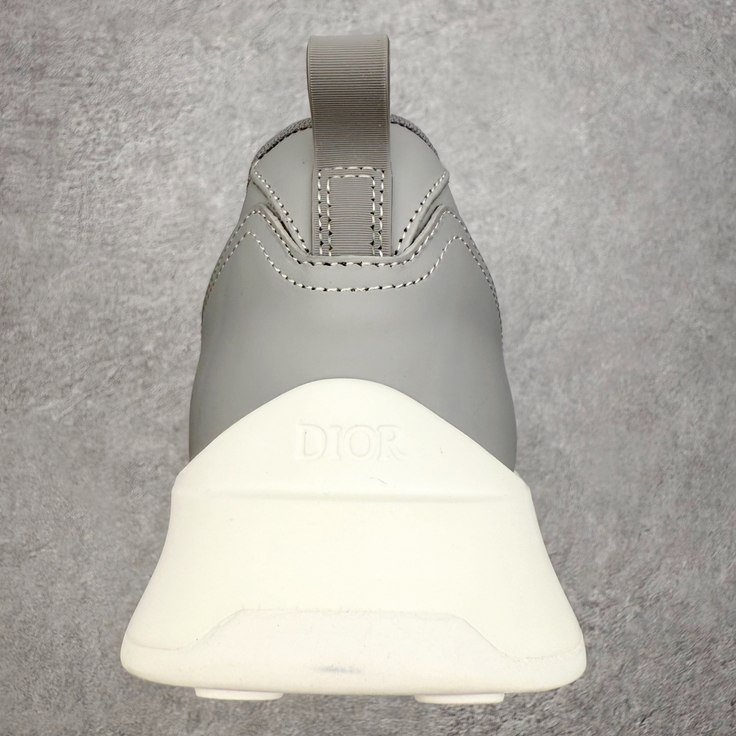 图片[8]-DIOR迪奥 B25 Runner 织物系带防滑低帮生活休闲鞋 结合运动版型与 Dior 优雅的经典标识。采用迪奥灰和白色光滑牛皮革精心制作，饰以经典的米色和黑色 Oblique 印花提升格调。搭配白色纹理橡胶鞋底，可为各式休闲造型增添经典气质，更显精致 配送专柜精美包装，面料采用原版定制牛皮+Oblique 印花布 定制进口超细纤维 增高3.5CM 尺码：40 41 42 43 44 45 46-选品中心