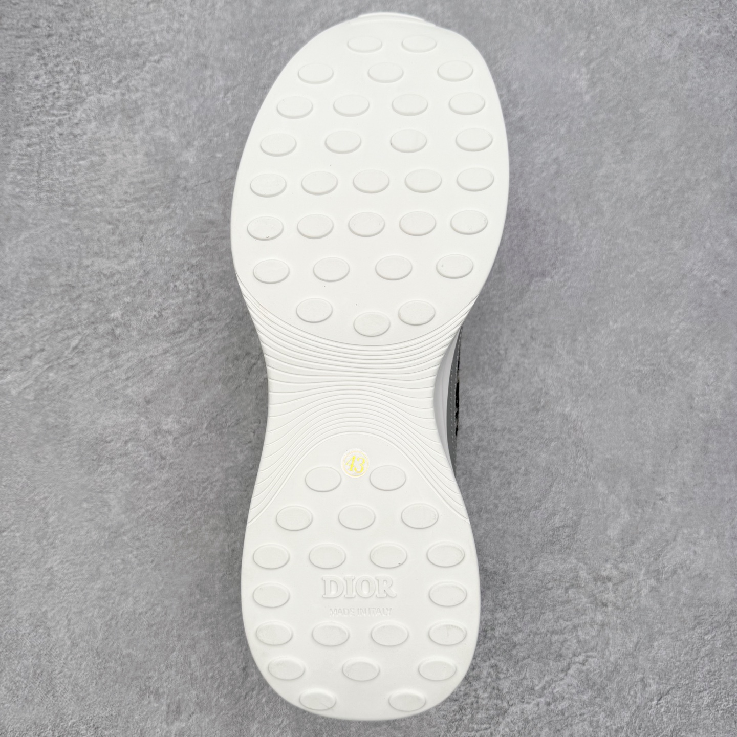 图片[9]-DIOR迪奥 B25 Runner 织物系带防滑低帮生活休闲鞋 结合运动版型与 Dior 优雅的经典标识。采用迪奥灰和白色光滑牛皮革精心制作，饰以经典的米色和黑色 Oblique 印花提升格调。搭配白色纹理橡胶鞋底，可为各式休闲造型增添经典气质，更显精致 配送专柜精美包装，面料采用原版定制牛皮+Oblique 印花布 定制进口超细纤维 增高3.5CM 尺码：40 41 42 43 44 45 46-选品中心