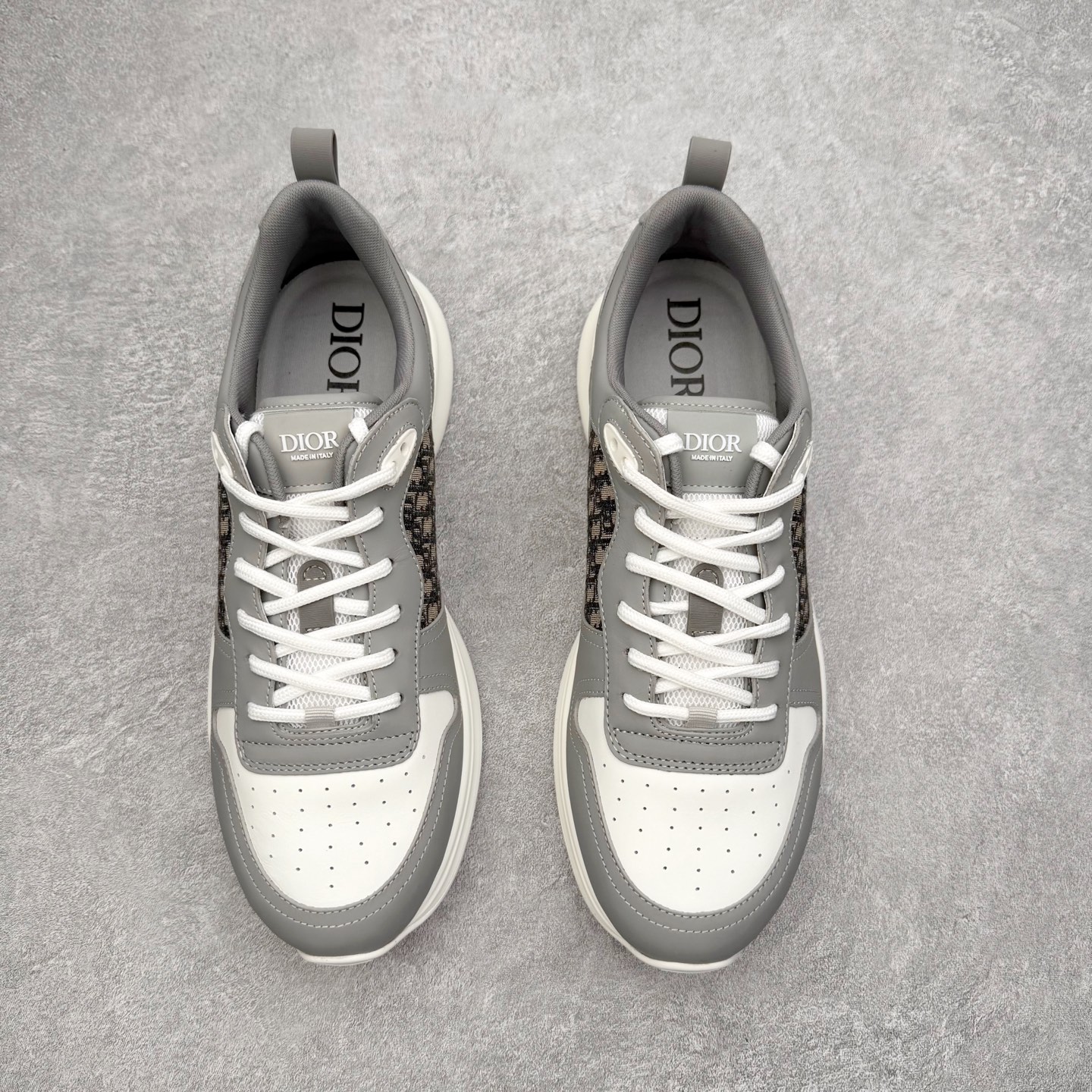 图片[2]-DIOR迪奥 B25 Runner 织物系带防滑低帮生活休闲鞋 结合运动版型与 Dior 优雅的经典标识。采用迪奥灰和白色光滑牛皮革精心制作，饰以经典的米色和黑色 Oblique 印花提升格调。搭配白色纹理橡胶鞋底，可为各式休闲造型增添经典气质，更显精致 配送专柜精美包装，面料采用原版定制牛皮+Oblique 印花布 定制进口超细纤维 增高3.5CM 尺码：40 41 42 43 44 45 46-选品中心