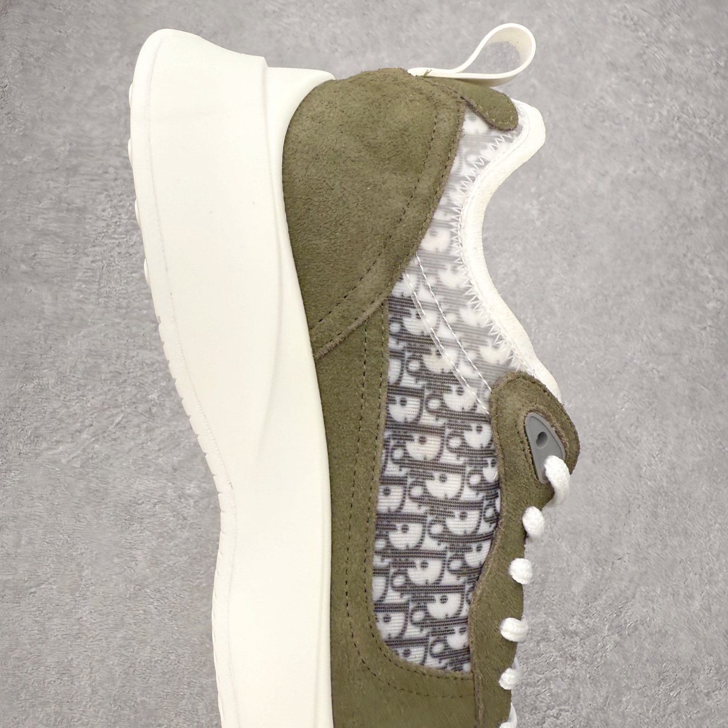 图片[6]-DIOR迪奥 B25 Runner 织物系带防滑低帮生活休闲鞋 结合运动版型与 Dior 优雅的经典标识。采用迪奥灰和白色光滑牛皮革精心制作，饰以经典的米色和黑色 Oblique 印花提升格调。搭配白色纹理橡胶鞋底，可为各式休闲造型增添经典气质，更显精致 配送专柜精美包装，面料采用原版定制牛皮+Oblique 印花布 定制进口超细纤维 增高3.5CM 尺码：40 41 42 43 44 45 46-选品中心