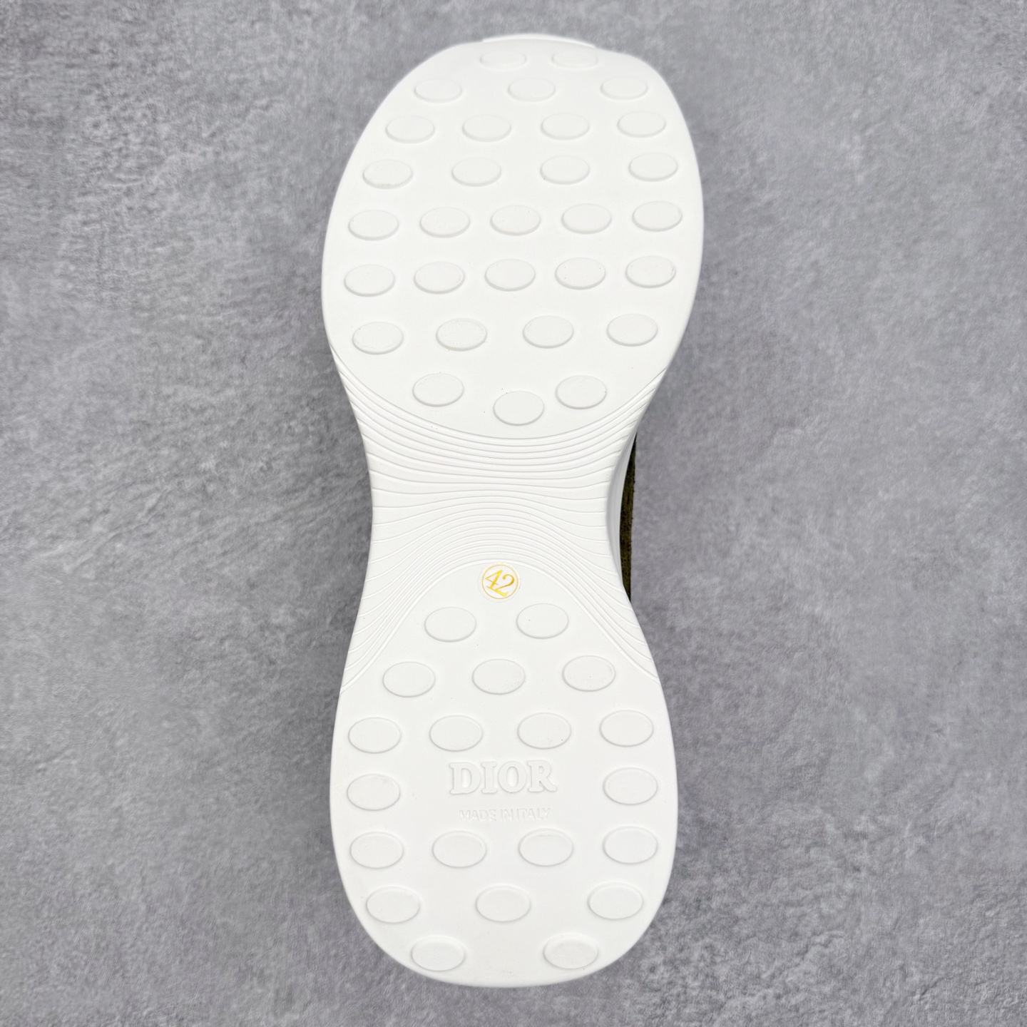 图片[9]-DIOR迪奥 B25 Runner 织物系带防滑低帮生活休闲鞋 结合运动版型与 Dior 优雅的经典标识。采用迪奥灰和白色光滑牛皮革精心制作，饰以经典的米色和黑色 Oblique 印花提升格调。搭配白色纹理橡胶鞋底，可为各式休闲造型增添经典气质，更显精致 配送专柜精美包装，面料采用原版定制牛皮+Oblique 印花布 定制进口超细纤维 增高3.5CM 尺码：40 41 42 43 44 45 46-选品中心