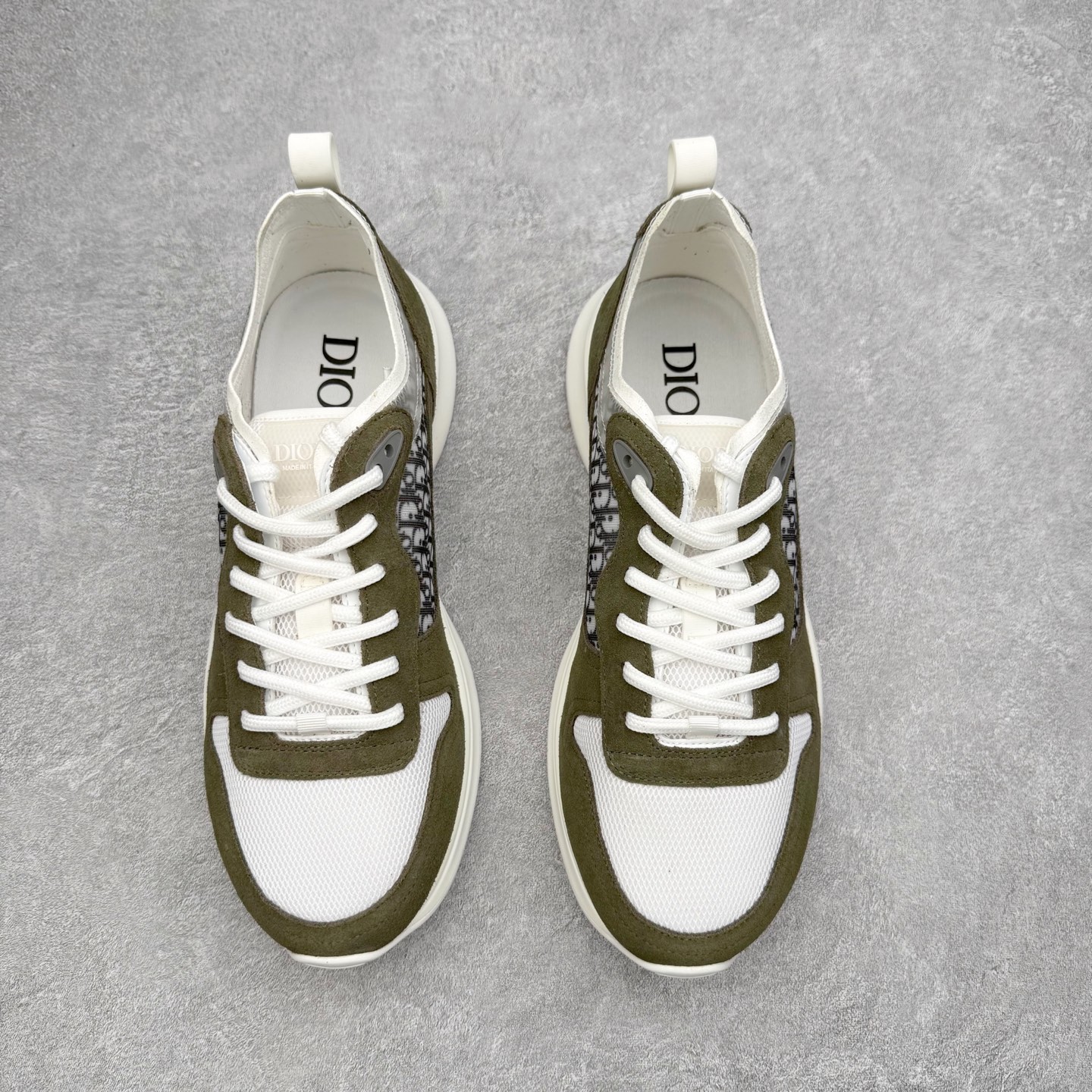 图片[2]-DIOR迪奥 B25 Runner 织物系带防滑低帮生活休闲鞋 结合运动版型与 Dior 优雅的经典标识。采用迪奥灰和白色光滑牛皮革精心制作，饰以经典的米色和黑色 Oblique 印花提升格调。搭配白色纹理橡胶鞋底，可为各式休闲造型增添经典气质，更显精致 配送专柜精美包装，面料采用原版定制牛皮+Oblique 印花布 定制进口超细纤维 增高3.5CM 尺码：40 41 42 43 44 45 46-选品中心