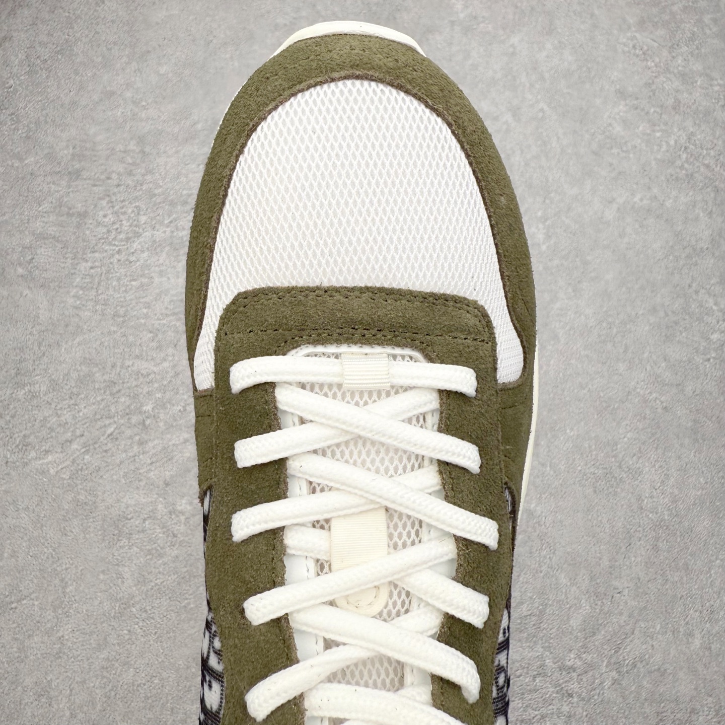 图片[4]-DIOR迪奥 B25 Runner 织物系带防滑低帮生活休闲鞋 结合运动版型与 Dior 优雅的经典标识。采用迪奥灰和白色光滑牛皮革精心制作，饰以经典的米色和黑色 Oblique 印花提升格调。搭配白色纹理橡胶鞋底，可为各式休闲造型增添经典气质，更显精致 配送专柜精美包装，面料采用原版定制牛皮+Oblique 印花布 定制进口超细纤维 增高3.5CM 尺码：40 41 42 43 44 45 46-选品中心