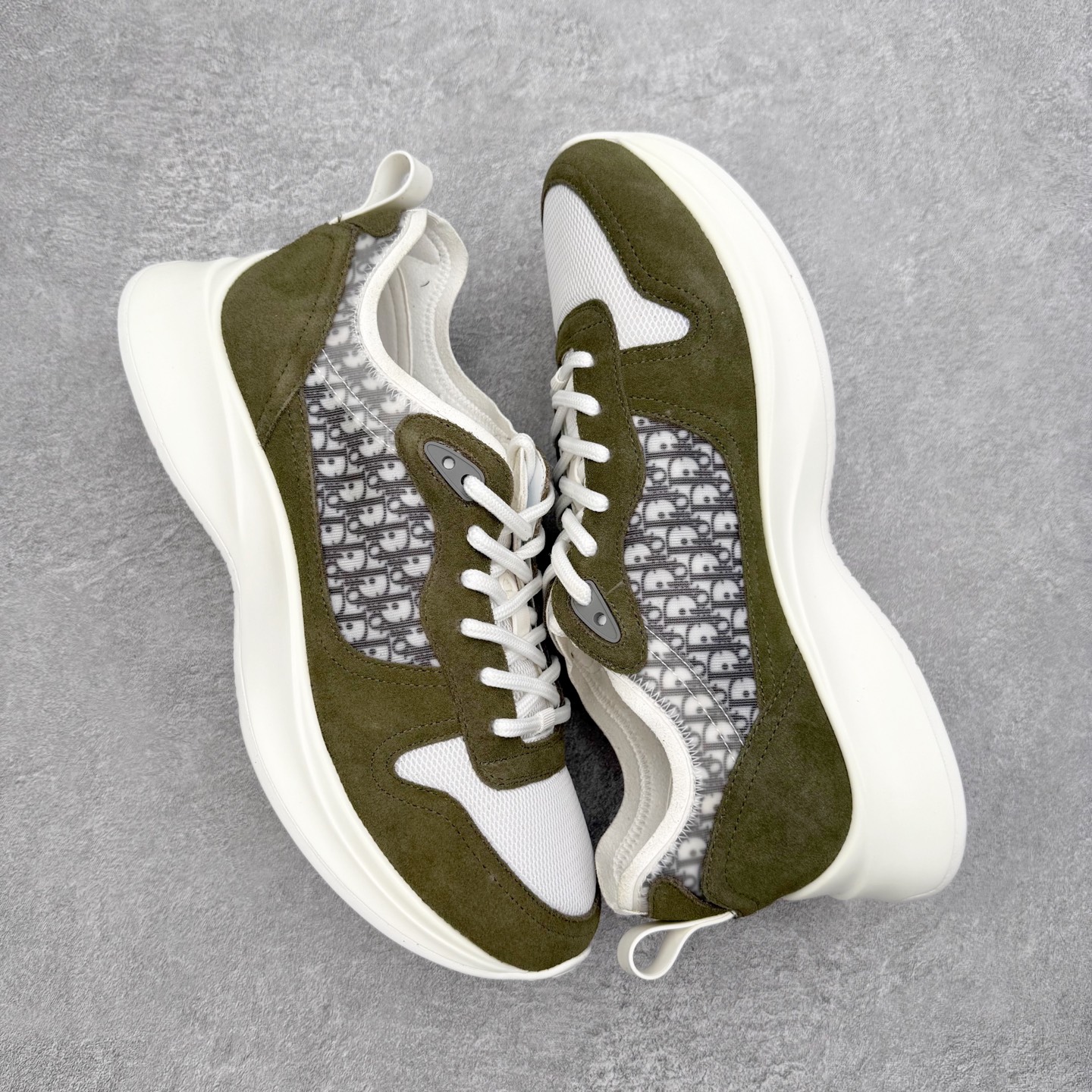 图片[3]-DIOR迪奥 B25 Runner 织物系带防滑低帮生活休闲鞋 结合运动版型与 Dior 优雅的经典标识。采用迪奥灰和白色光滑牛皮革精心制作，饰以经典的米色和黑色 Oblique 印花提升格调。搭配白色纹理橡胶鞋底，可为各式休闲造型增添经典气质，更显精致 配送专柜精美包装，面料采用原版定制牛皮+Oblique 印花布 定制进口超细纤维 增高3.5CM 尺码：40 41 42 43 44 45 46-选品中心