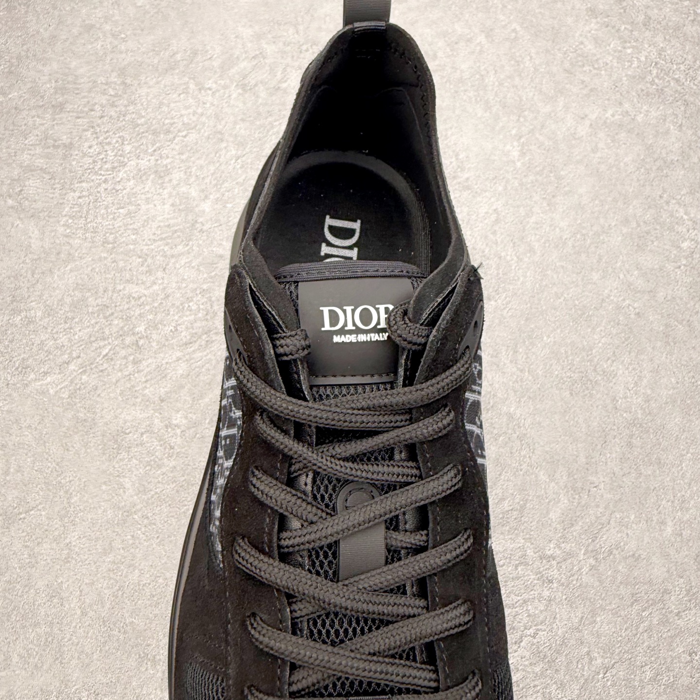 图片[5]-DIOR迪奥 B25 Runner 织物系带防滑低帮生活休闲鞋 结合运动版型与 Dior 优雅的经典标识。采用迪奥灰和白色光滑牛皮革精心制作，饰以经典的米色和黑色 Oblique 印花提升格调。搭配白色纹理橡胶鞋底，可为各式休闲造型增添经典气质，更显精致 配送专柜精美包装，面料采用原版定制牛皮+Oblique 印花布 定制进口超细纤维 增高3.5CM 尺码：40 41 42 43 44 45 46-选品中心