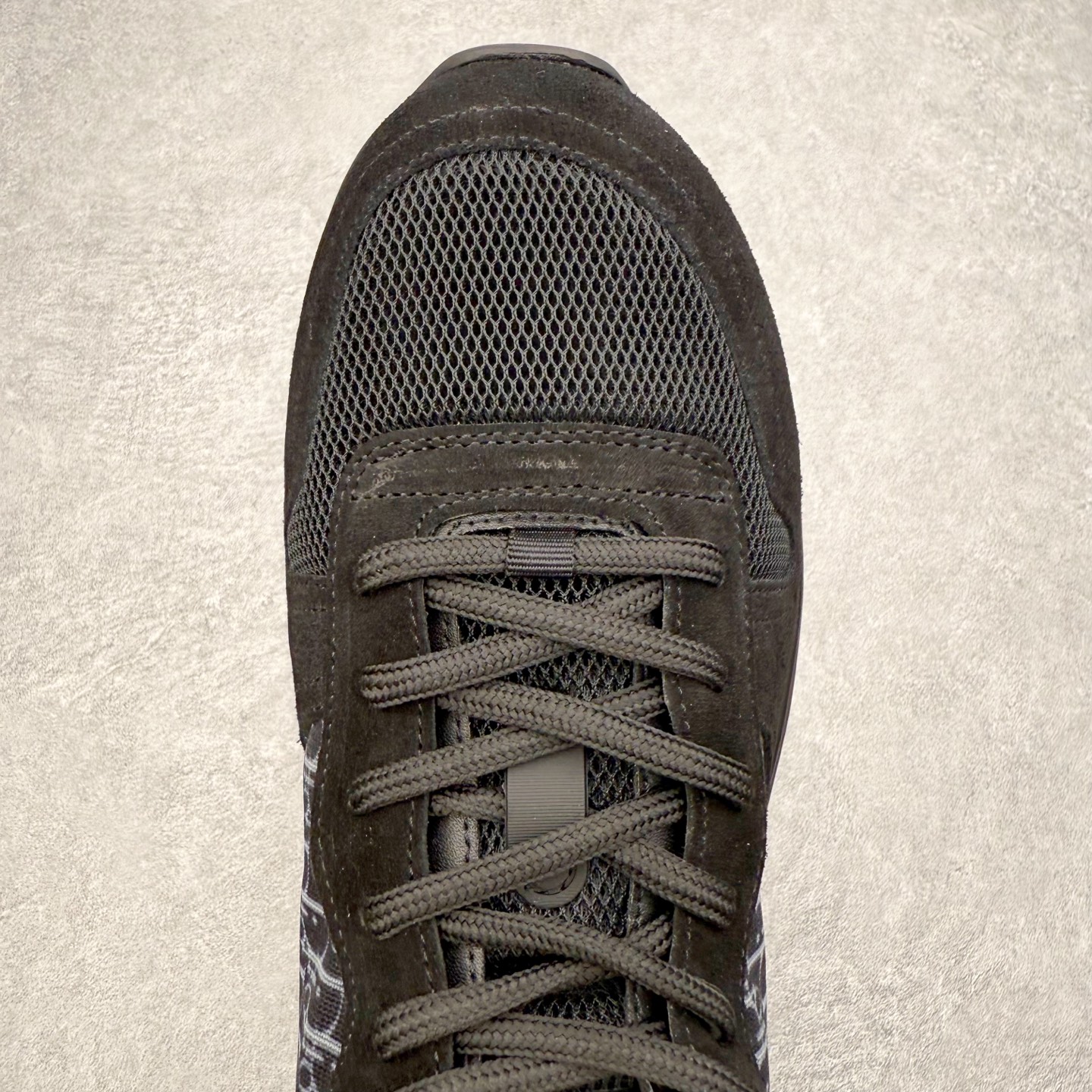 图片[4]-DIOR迪奥 B25 Runner 织物系带防滑低帮生活休闲鞋 结合运动版型与 Dior 优雅的经典标识。采用迪奥灰和白色光滑牛皮革精心制作，饰以经典的米色和黑色 Oblique 印花提升格调。搭配白色纹理橡胶鞋底，可为各式休闲造型增添经典气质，更显精致 配送专柜精美包装，面料采用原版定制牛皮+Oblique 印花布 定制进口超细纤维 增高3.5CM 尺码：40 41 42 43 44 45 46-选品中心