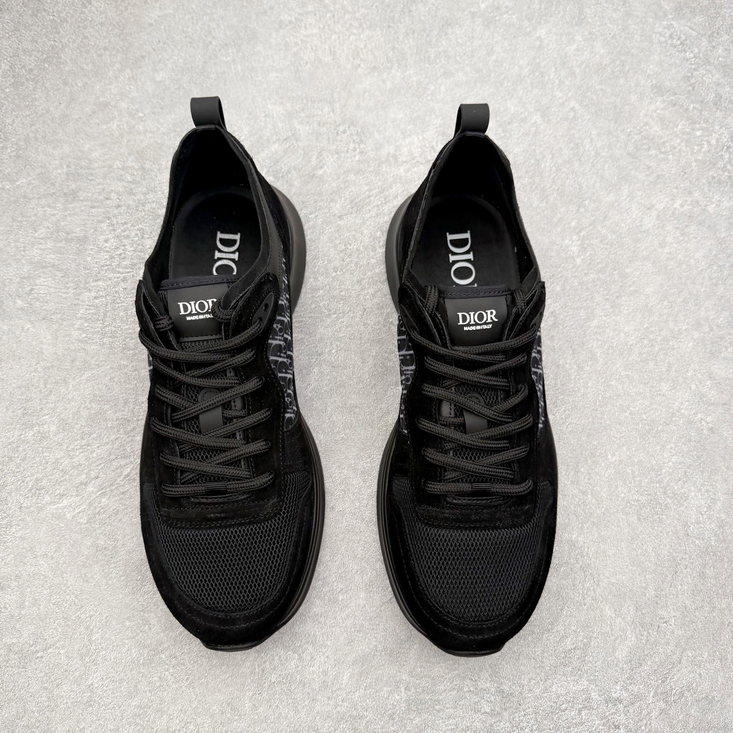 图片[2]-DIOR迪奥 B25 Runner 织物系带防滑低帮生活休闲鞋 结合运动版型与 Dior 优雅的经典标识。采用迪奥灰和白色光滑牛皮革精心制作，饰以经典的米色和黑色 Oblique 印花提升格调。搭配白色纹理橡胶鞋底，可为各式休闲造型增添经典气质，更显精致 配送专柜精美包装，面料采用原版定制牛皮+Oblique 印花布 定制进口超细纤维 增高3.5CM 尺码：40 41 42 43 44 45 46-选品中心