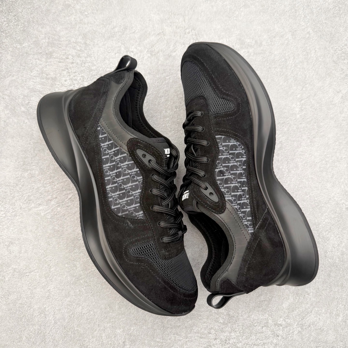 图片[3]-DIOR迪奥 B25 Runner 织物系带防滑低帮生活休闲鞋 结合运动版型与 Dior 优雅的经典标识。采用迪奥灰和白色光滑牛皮革精心制作，饰以经典的米色和黑色 Oblique 印花提升格调。搭配白色纹理橡胶鞋底，可为各式休闲造型增添经典气质，更显精致 配送专柜精美包装，面料采用原版定制牛皮+Oblique 印花布 定制进口超细纤维 增高3.5CM 尺码：40 41 42 43 44 45 46-选品中心