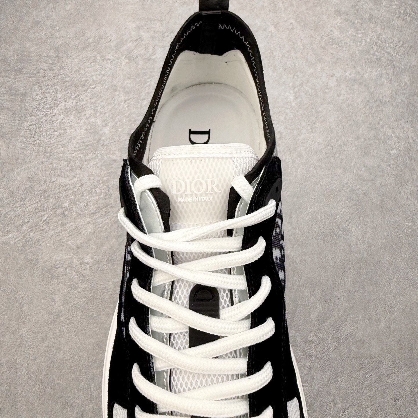 图片[5]-DIOR迪奥 B25 Runner 织物系带防滑低帮生活休闲鞋 结合运动版型与 Dior 优雅的经典标识。采用迪奥灰和白色光滑牛皮革精心制作，饰以经典的米色和黑色 Oblique 印花提升格调。搭配白色纹理橡胶鞋底，可为各式休闲造型增添经典气质，更显精致 配送专柜精美包装，面料采用原版定制牛皮+Oblique 印花布 定制进口超细纤维 增高3.5CM 尺码：40 41 42 43 44 45 46-选品中心