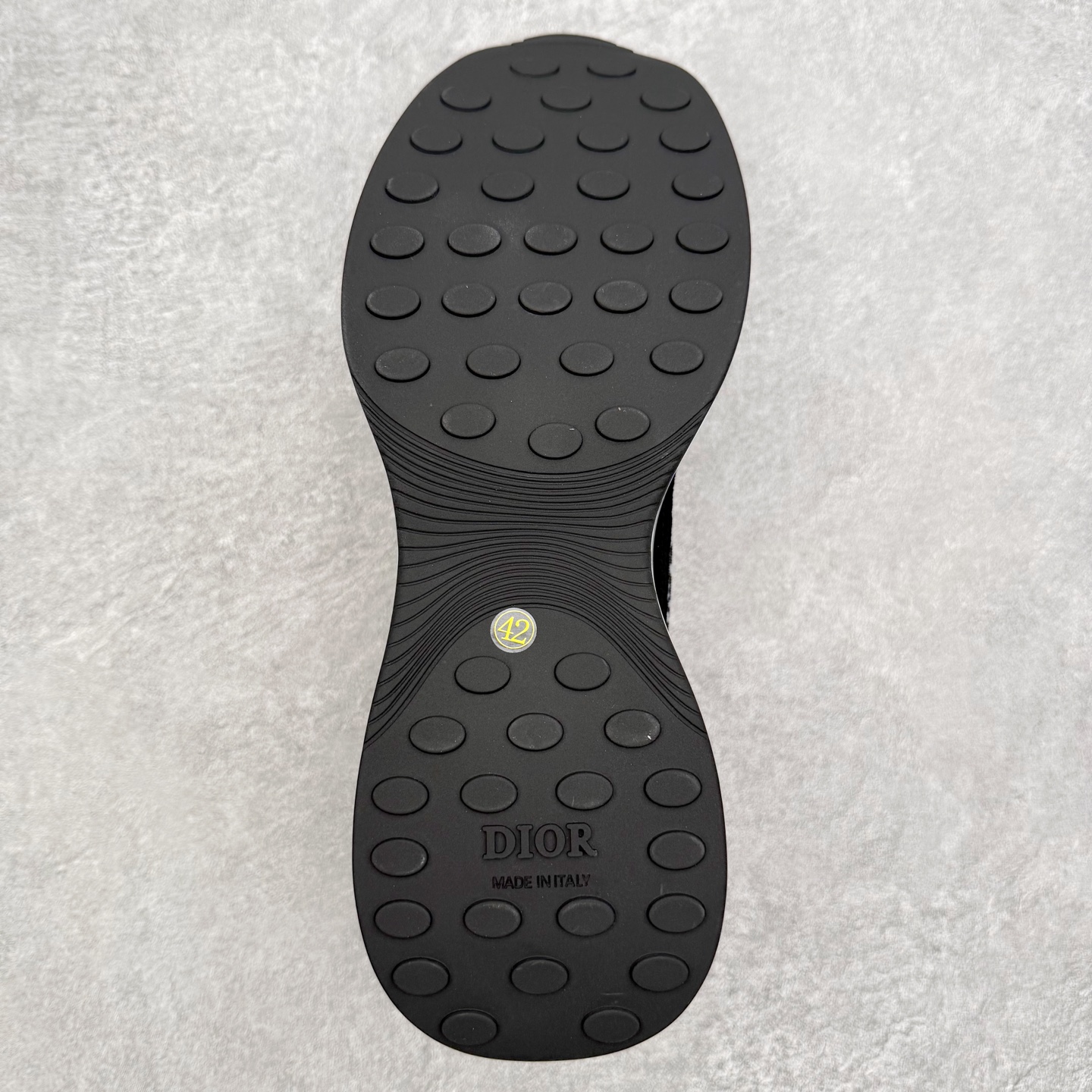 图片[9]-DIOR迪奥 B25 Runner 织物系带防滑低帮生活休闲鞋 结合运动版型与 Dior 优雅的经典标识。采用迪奥灰和白色光滑牛皮革精心制作，饰以经典的米色和黑色 Oblique 印花提升格调。搭配白色纹理橡胶鞋底，可为各式休闲造型增添经典气质，更显精致 配送专柜精美包装，面料采用原版定制牛皮+Oblique 印花布 定制进口超细纤维 增高3.5CM 尺码：40 41 42 43 44 45 46-选品中心