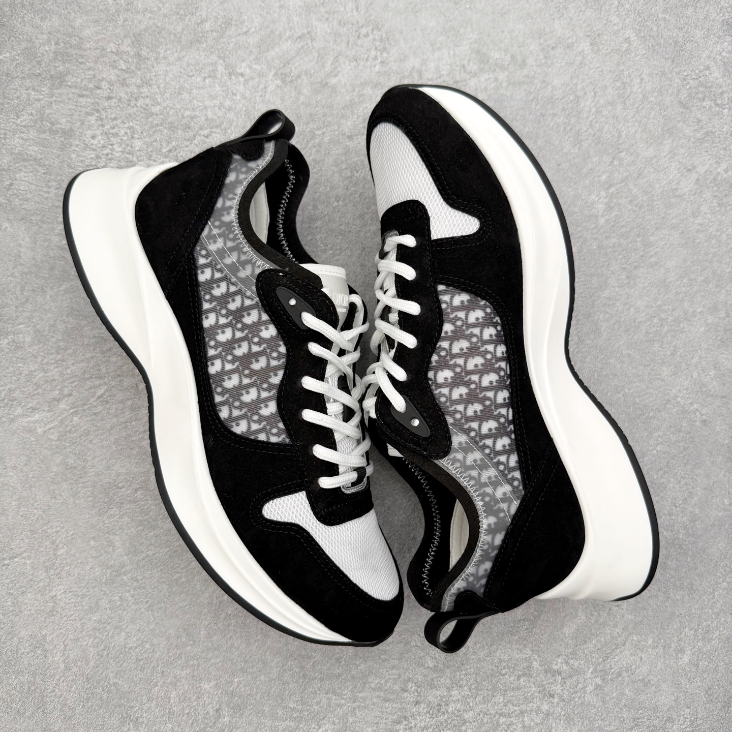 图片[3]-DIOR迪奥 B25 Runner 织物系带防滑低帮生活休闲鞋 结合运动版型与 Dior 优雅的经典标识。采用迪奥灰和白色光滑牛皮革精心制作，饰以经典的米色和黑色 Oblique 印花提升格调。搭配白色纹理橡胶鞋底，可为各式休闲造型增添经典气质，更显精致 配送专柜精美包装，面料采用原版定制牛皮+Oblique 印花布 定制进口超细纤维 增高3.5CM 尺码：40 41 42 43 44 45 46-选品中心