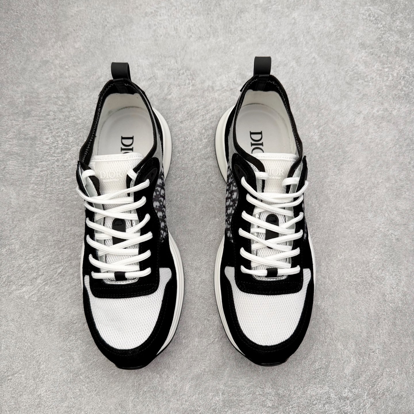 图片[2]-DIOR迪奥 B25 Runner 织物系带防滑低帮生活休闲鞋 结合运动版型与 Dior 优雅的经典标识。采用迪奥灰和白色光滑牛皮革精心制作，饰以经典的米色和黑色 Oblique 印花提升格调。搭配白色纹理橡胶鞋底，可为各式休闲造型增添经典气质，更显精致 配送专柜精美包装，面料采用原版定制牛皮+Oblique 印花布 定制进口超细纤维 增高3.5CM 尺码：40 41 42 43 44 45 46-选品中心