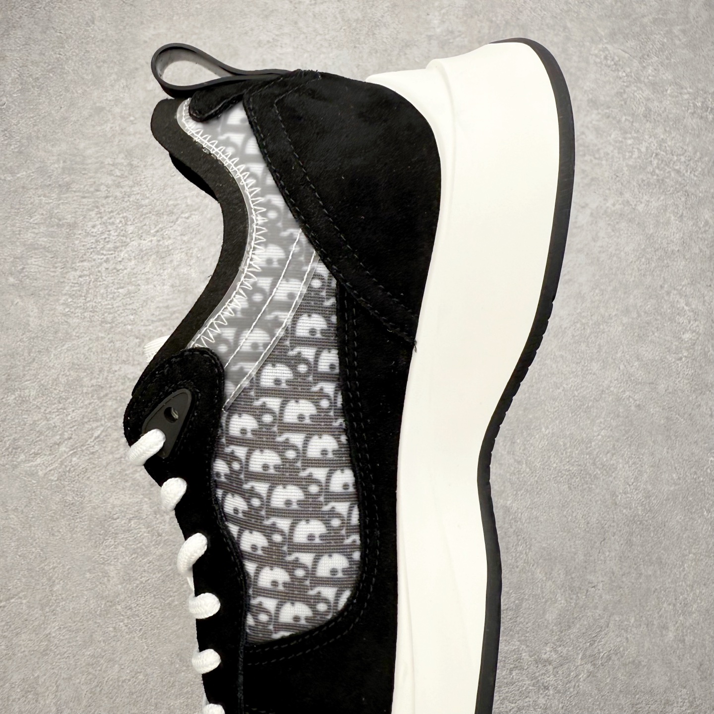 图片[7]-DIOR迪奥 B25 Runner 织物系带防滑低帮生活休闲鞋 结合运动版型与 Dior 优雅的经典标识。采用迪奥灰和白色光滑牛皮革精心制作，饰以经典的米色和黑色 Oblique 印花提升格调。搭配白色纹理橡胶鞋底，可为各式休闲造型增添经典气质，更显精致 配送专柜精美包装，面料采用原版定制牛皮+Oblique 印花布 定制进口超细纤维 增高3.5CM 尺码：40 41 42 43 44 45 46-选品中心