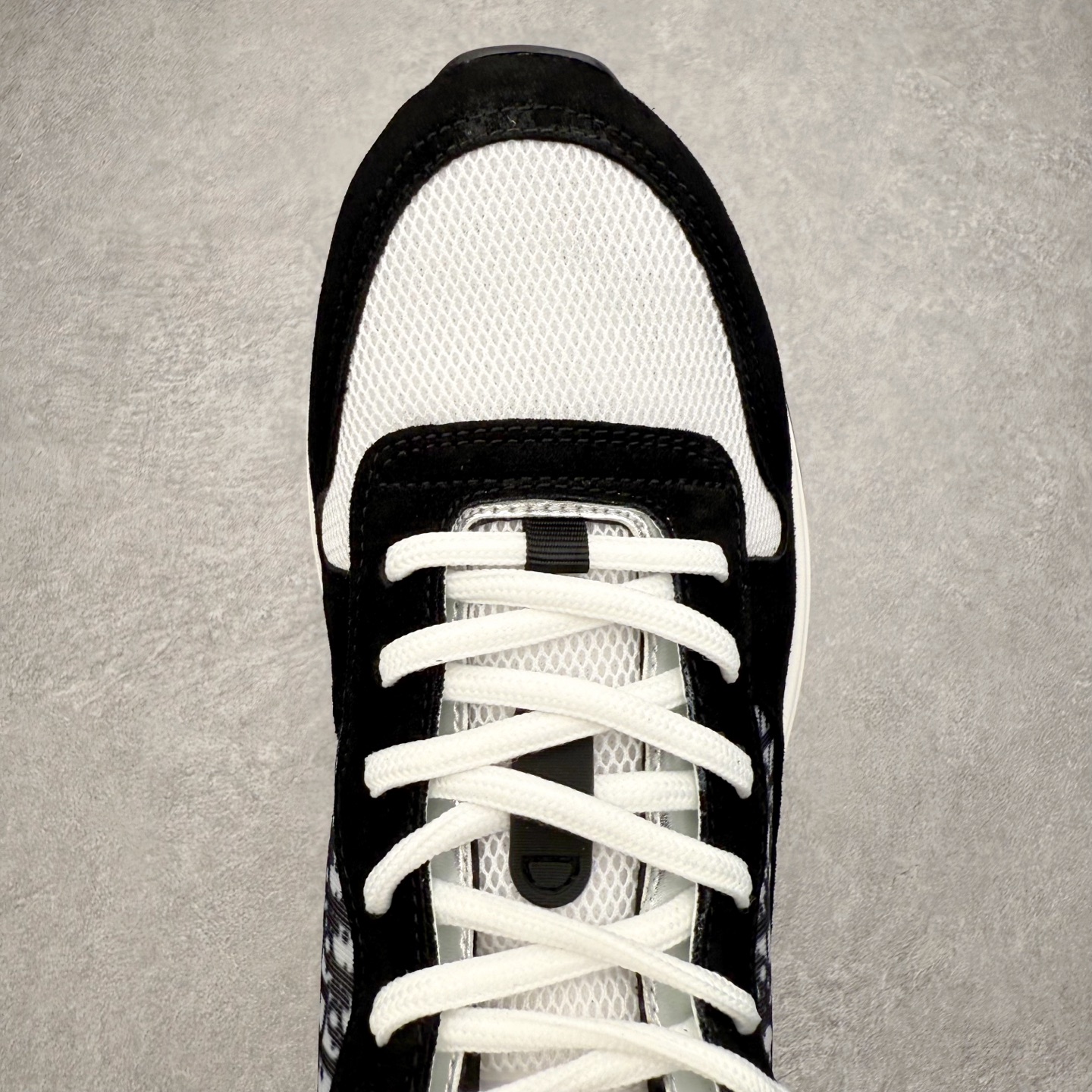 图片[4]-DIOR迪奥 B25 Runner 织物系带防滑低帮生活休闲鞋 结合运动版型与 Dior 优雅的经典标识。采用迪奥灰和白色光滑牛皮革精心制作，饰以经典的米色和黑色 Oblique 印花提升格调。搭配白色纹理橡胶鞋底，可为各式休闲造型增添经典气质，更显精致 配送专柜精美包装，面料采用原版定制牛皮+Oblique 印花布 定制进口超细纤维 增高3.5CM 尺码：40 41 42 43 44 45 46-选品中心