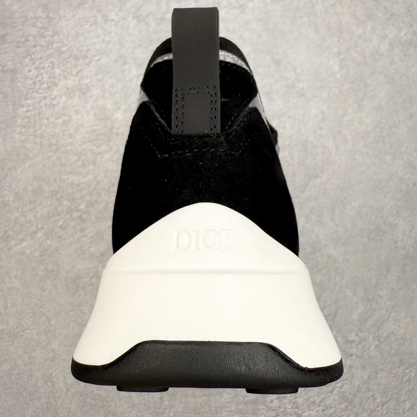 图片[8]-DIOR迪奥 B25 Runner 织物系带防滑低帮生活休闲鞋 结合运动版型与 Dior 优雅的经典标识。采用迪奥灰和白色光滑牛皮革精心制作，饰以经典的米色和黑色 Oblique 印花提升格调。搭配白色纹理橡胶鞋底，可为各式休闲造型增添经典气质，更显精致 配送专柜精美包装，面料采用原版定制牛皮+Oblique 印花布 定制进口超细纤维 增高3.5CM 尺码：40 41 42 43 44 45 46-选品中心