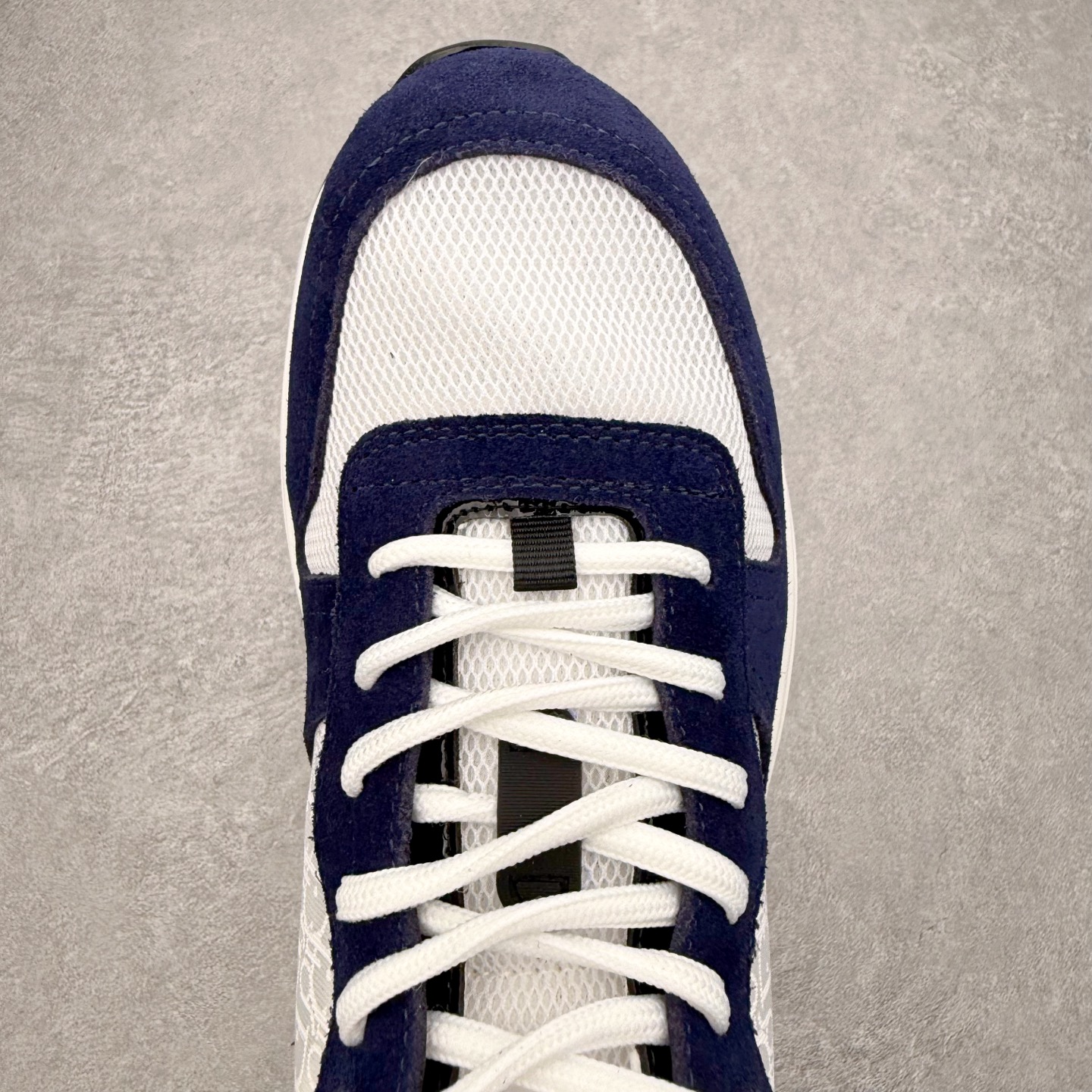 图片[4]-DIOR迪奥 B25 Runner 织物系带防滑低帮生活休闲鞋 结合运动版型与 Dior 优雅的经典标识。采用迪奥灰和白色光滑牛皮革精心制作，饰以经典的米色和黑色 Oblique 印花提升格调。搭配白色纹理橡胶鞋底，可为各式休闲造型增添经典气质，更显精致 配送专柜精美包装，面料采用原版定制牛皮+Oblique 印花布 定制进口超细纤维 增高3.5CM 尺码：40 41 42 43 44 45 46-选品中心