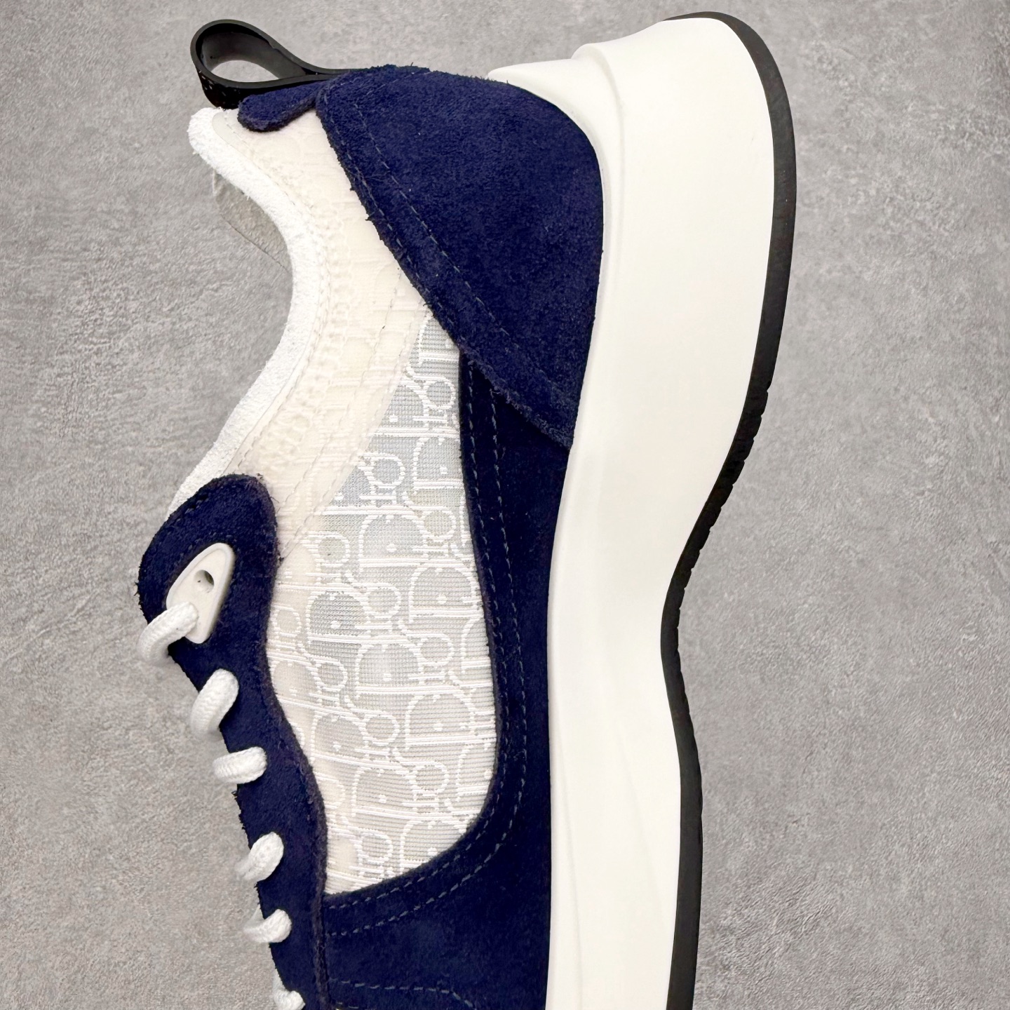 图片[7]-DIOR迪奥 B25 Runner 织物系带防滑低帮生活休闲鞋 结合运动版型与 Dior 优雅的经典标识。采用迪奥灰和白色光滑牛皮革精心制作，饰以经典的米色和黑色 Oblique 印花提升格调。搭配白色纹理橡胶鞋底，可为各式休闲造型增添经典气质，更显精致 配送专柜精美包装，面料采用原版定制牛皮+Oblique 印花布 定制进口超细纤维 增高3.5CM 尺码：40 41 42 43 44 45 46-选品中心