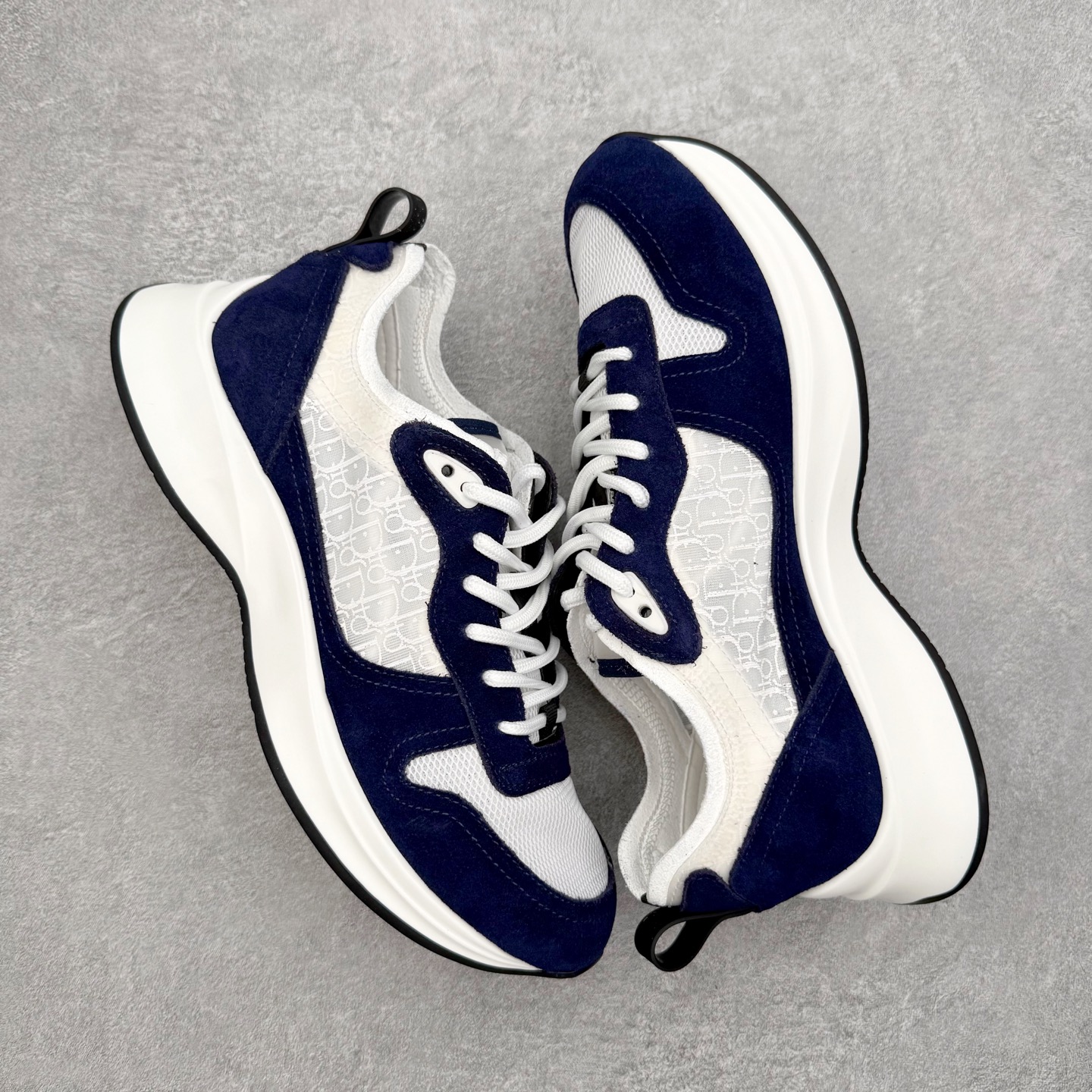 图片[3]-DIOR迪奥 B25 Runner 织物系带防滑低帮生活休闲鞋 结合运动版型与 Dior 优雅的经典标识。采用迪奥灰和白色光滑牛皮革精心制作，饰以经典的米色和黑色 Oblique 印花提升格调。搭配白色纹理橡胶鞋底，可为各式休闲造型增添经典气质，更显精致 配送专柜精美包装，面料采用原版定制牛皮+Oblique 印花布 定制进口超细纤维 增高3.5CM 尺码：40 41 42 43 44 45 46-选品中心