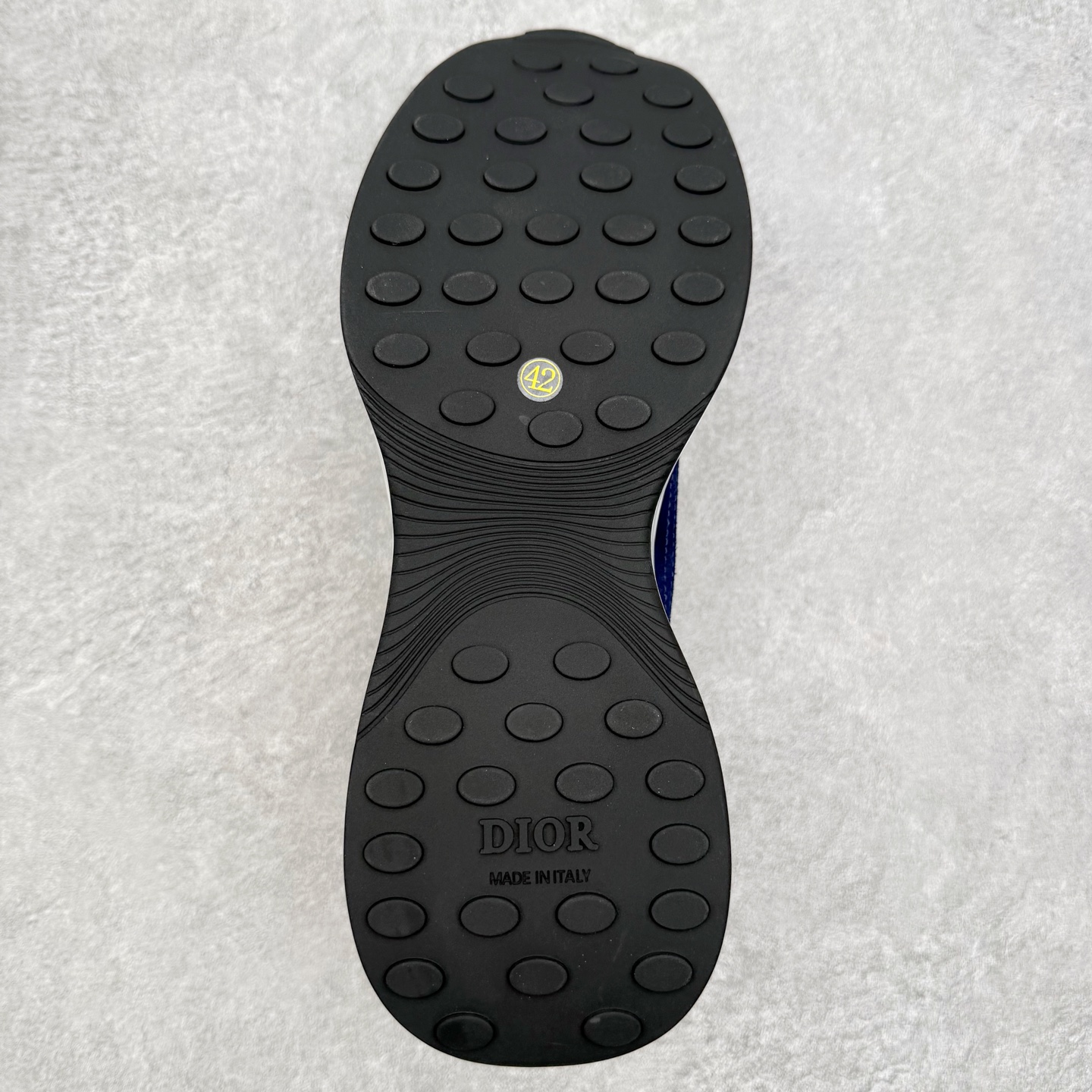 图片[9]-DIOR迪奥 B25 Runner 织物系带防滑低帮生活休闲鞋 结合运动版型与 Dior 优雅的经典标识。采用迪奥灰和白色光滑牛皮革精心制作，饰以经典的米色和黑色 Oblique 印花提升格调。搭配白色纹理橡胶鞋底，可为各式休闲造型增添经典气质，更显精致 配送专柜精美包装，面料采用原版定制牛皮+Oblique 印花布 定制进口超细纤维 增高3.5CM 尺码：40 41 42 43 44 45 46-选品中心