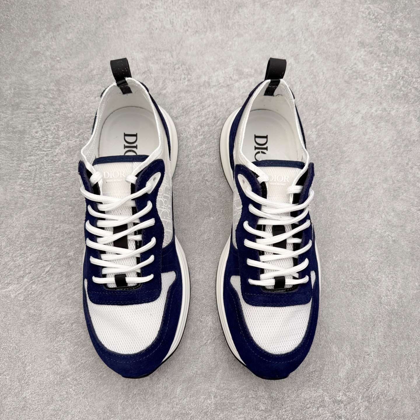 图片[2]-DIOR迪奥 B25 Runner 织物系带防滑低帮生活休闲鞋 结合运动版型与 Dior 优雅的经典标识。采用迪奥灰和白色光滑牛皮革精心制作，饰以经典的米色和黑色 Oblique 印花提升格调。搭配白色纹理橡胶鞋底，可为各式休闲造型增添经典气质，更显精致 配送专柜精美包装，面料采用原版定制牛皮+Oblique 印花布 定制进口超细纤维 增高3.5CM 尺码：40 41 42 43 44 45 46-选品中心