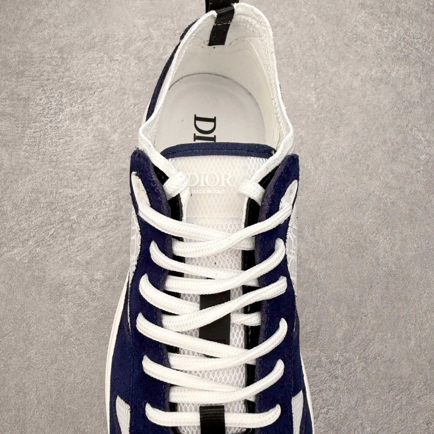 图片[5]-DIOR迪奥 B25 Runner 织物系带防滑低帮生活休闲鞋 结合运动版型与 Dior 优雅的经典标识。采用迪奥灰和白色光滑牛皮革精心制作，饰以经典的米色和黑色 Oblique 印花提升格调。搭配白色纹理橡胶鞋底，可为各式休闲造型增添经典气质，更显精致 配送专柜精美包装，面料采用原版定制牛皮+Oblique 印花布 定制进口超细纤维 增高3.5CM 尺码：40 41 42 43 44 45 46-选品中心