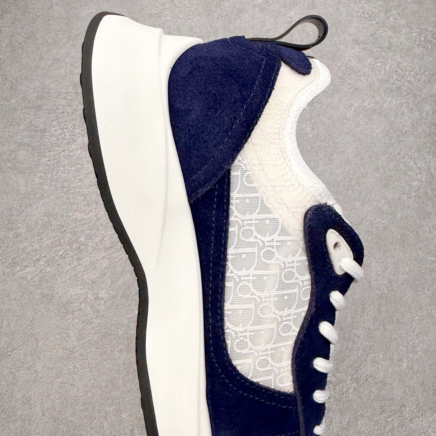 图片[6]-DIOR迪奥 B25 Runner 织物系带防滑低帮生活休闲鞋 结合运动版型与 Dior 优雅的经典标识。采用迪奥灰和白色光滑牛皮革精心制作，饰以经典的米色和黑色 Oblique 印花提升格调。搭配白色纹理橡胶鞋底，可为各式休闲造型增添经典气质，更显精致 配送专柜精美包装，面料采用原版定制牛皮+Oblique 印花布 定制进口超细纤维 增高3.5CM 尺码：40 41 42 43 44 45 46-选品中心