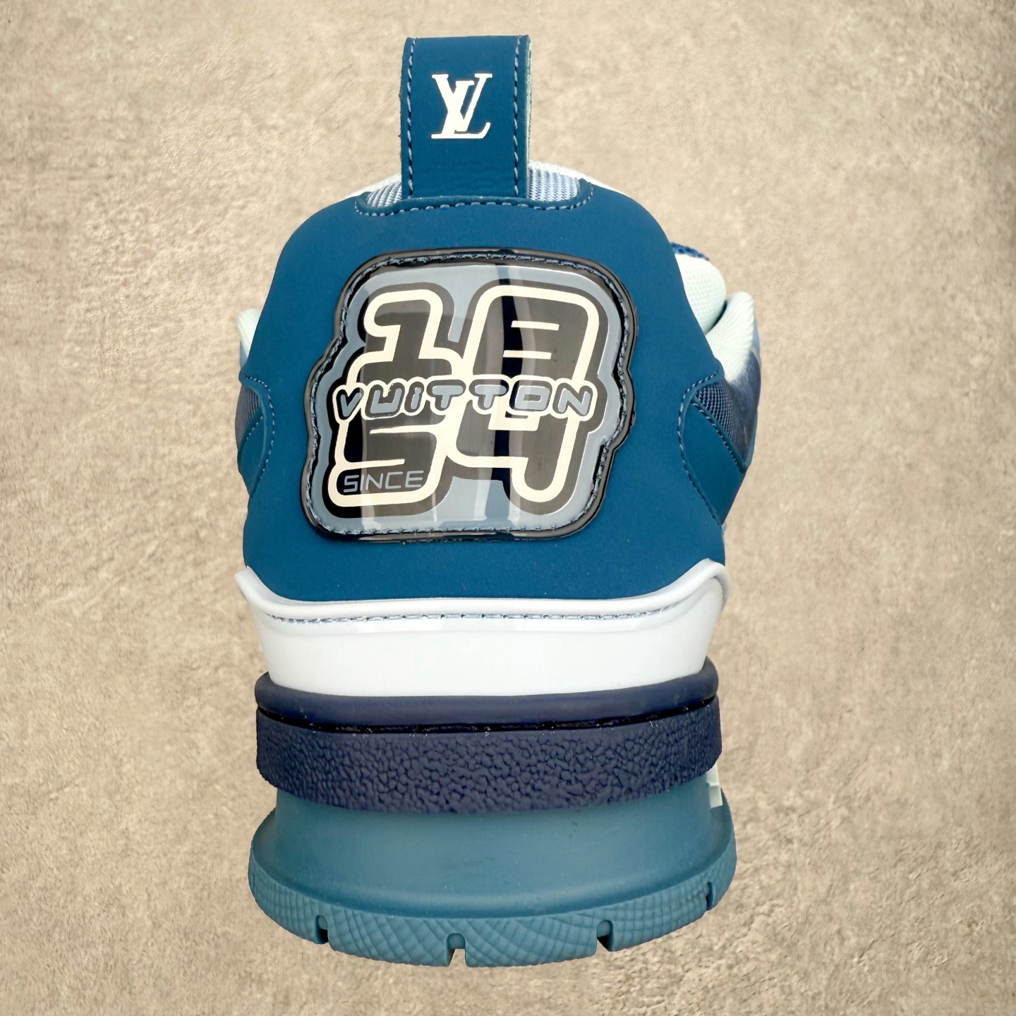 图片[8]-Louis Vuitton Trainer lv时装走秀运动鞋 完美鞋型超高的清洁度 零毛边线头瑕疵 全套原楦原纸版原鞋开模 全网最具灵魂的版型 正确原装黄色鞋盒 正确中底印花 鞋面印花3D高频深度立体 全鞋电脑针车 紧密相连 针距密度一致 环保乳胶注塑鞋垫 厚度脚感还原原版 皮面裁剪部位 统一油边封口工艺 原装橡胶大底含胶量大底组合零偏差 专柜全套包装 防尘袋 说明书 质保卡 男女鞋 尺码：35 36 37 38 39 40 41 42 43 44 45-选品中心