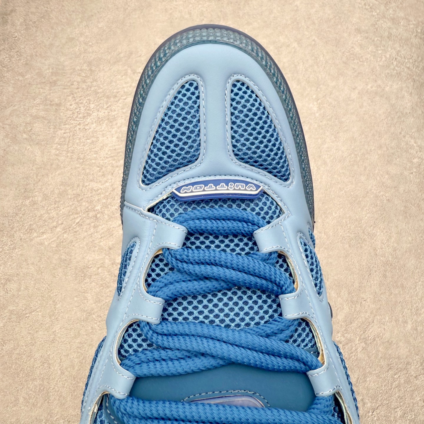 图片[4]-Louis Vuitton Trainer lv时装走秀运动鞋 完美鞋型超高的清洁度 零毛边线头瑕疵 全套原楦原纸版原鞋开模 全网最具灵魂的版型 正确原装黄色鞋盒 正确中底印花 鞋面印花3D高频深度立体 全鞋电脑针车 紧密相连 针距密度一致 环保乳胶注塑鞋垫 厚度脚感还原原版 皮面裁剪部位 统一油边封口工艺 原装橡胶大底含胶量大底组合零偏差 专柜全套包装 防尘袋 说明书 质保卡 男女鞋 尺码：35 36 37 38 39 40 41 42 43 44 45-选品中心