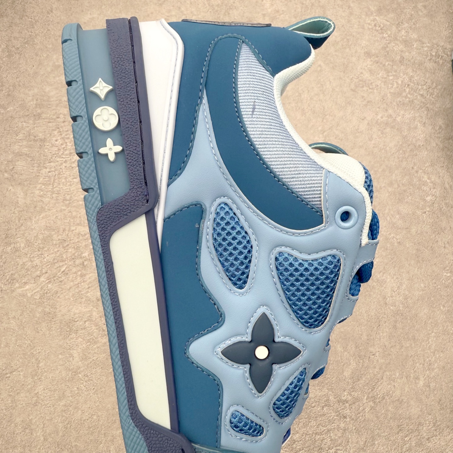 图片[6]-Louis Vuitton Trainer lv时装走秀运动鞋 完美鞋型超高的清洁度 零毛边线头瑕疵 全套原楦原纸版原鞋开模 全网最具灵魂的版型 正确原装黄色鞋盒 正确中底印花 鞋面印花3D高频深度立体 全鞋电脑针车 紧密相连 针距密度一致 环保乳胶注塑鞋垫 厚度脚感还原原版 皮面裁剪部位 统一油边封口工艺 原装橡胶大底含胶量大底组合零偏差 专柜全套包装 防尘袋 说明书 质保卡 男女鞋 尺码：35 36 37 38 39 40 41 42 43 44 45-选品中心